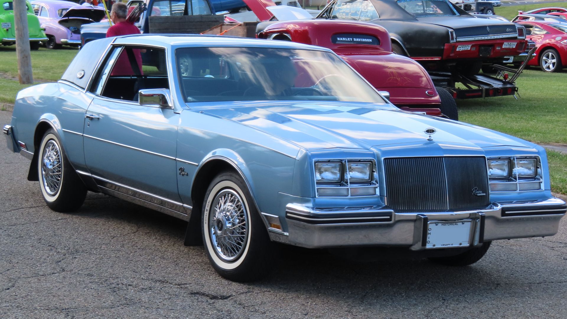 File:1985 Buick Riviera coupe, front right, 06-24-2024.jpg