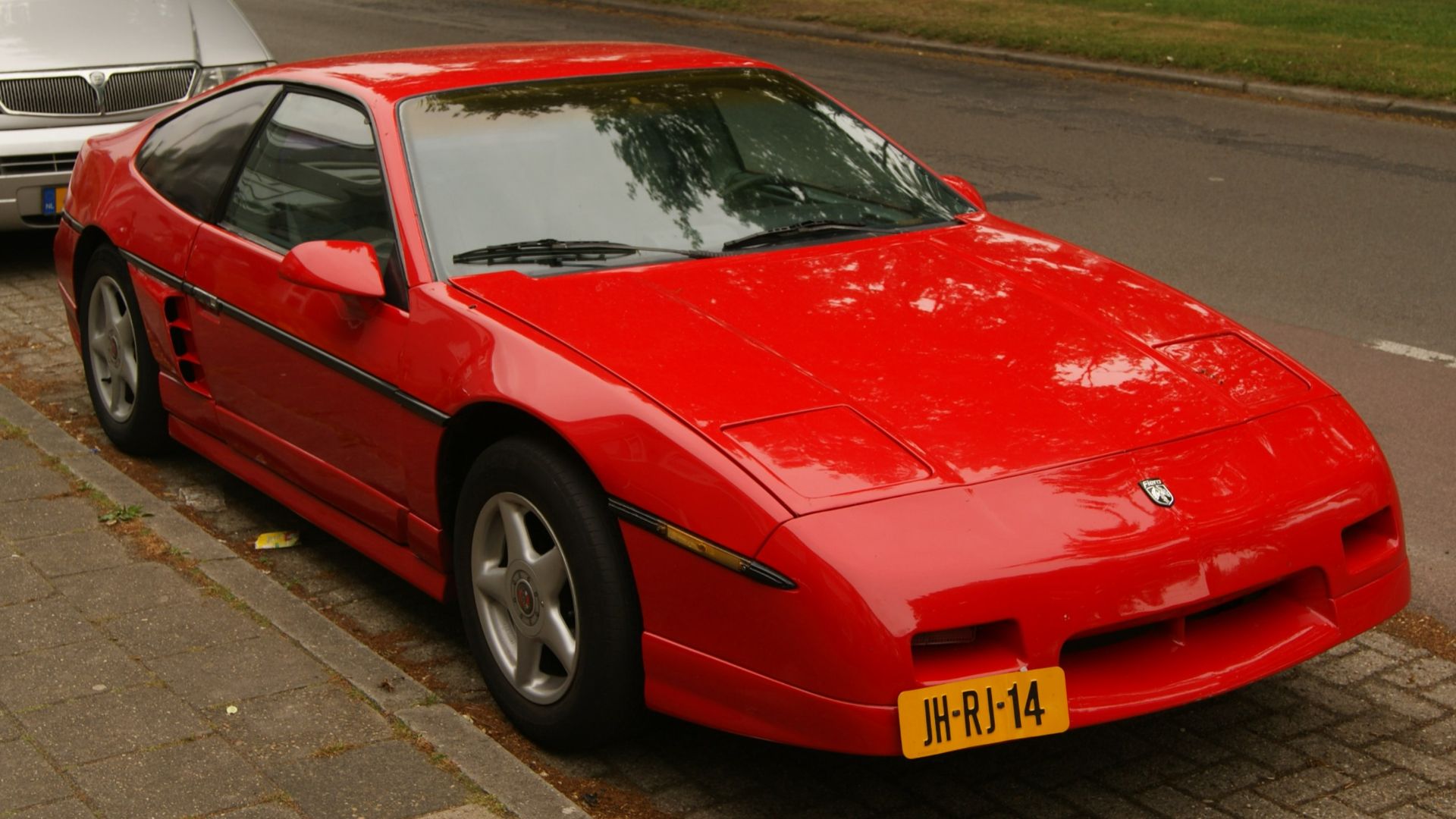 File:1987 Pontiac Fiero GT (9034377678).jpg
