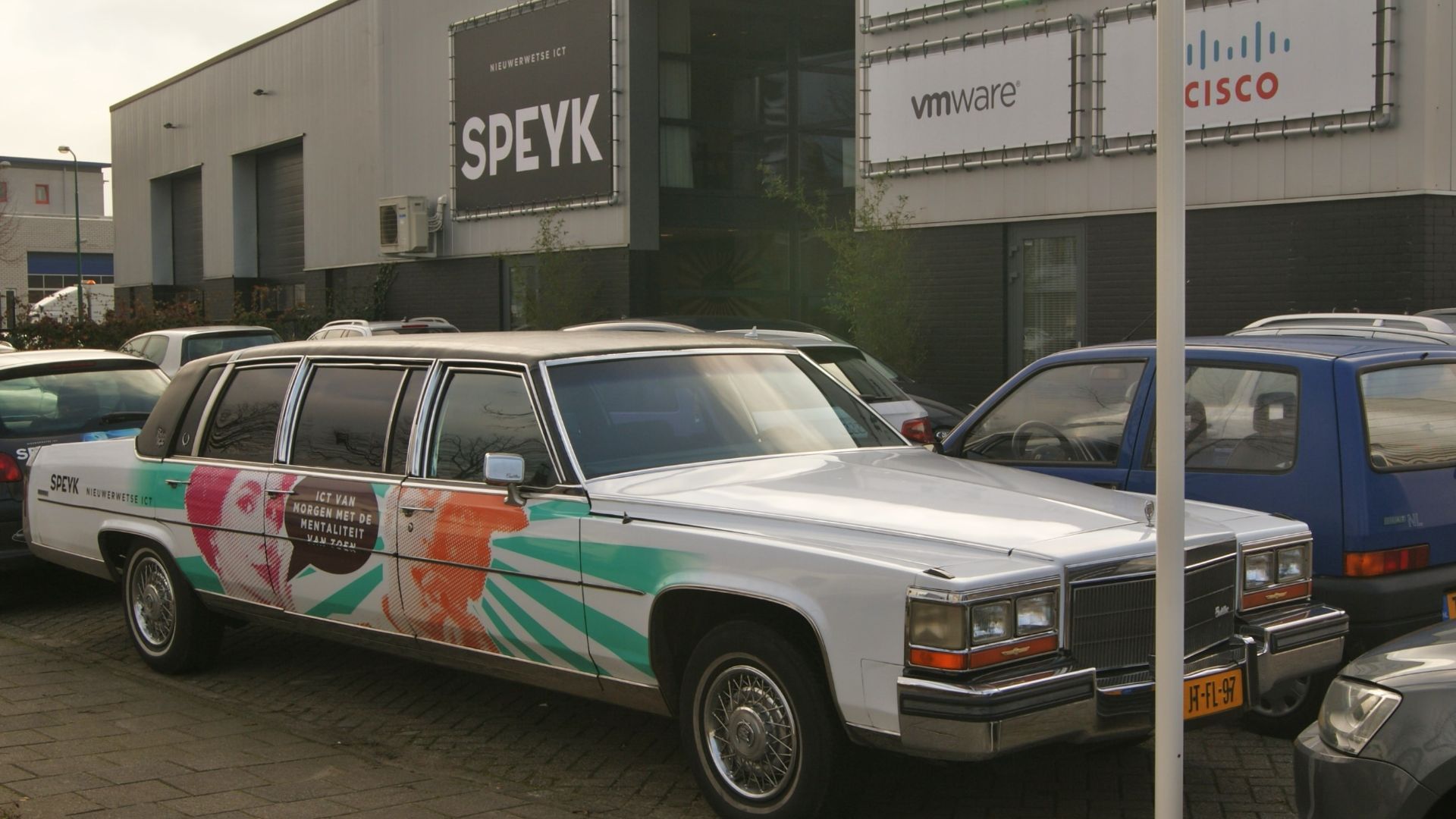 File:1986 Cadillac Fleetwood Brougham Eureka Limousine (12099046763).jpg