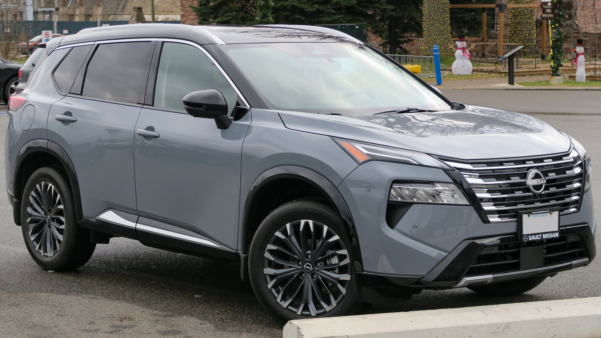 File:2026 Nissan Rogue Platinum in Two-Tone Boulder Grey, front right, 2025-11-21.jpg