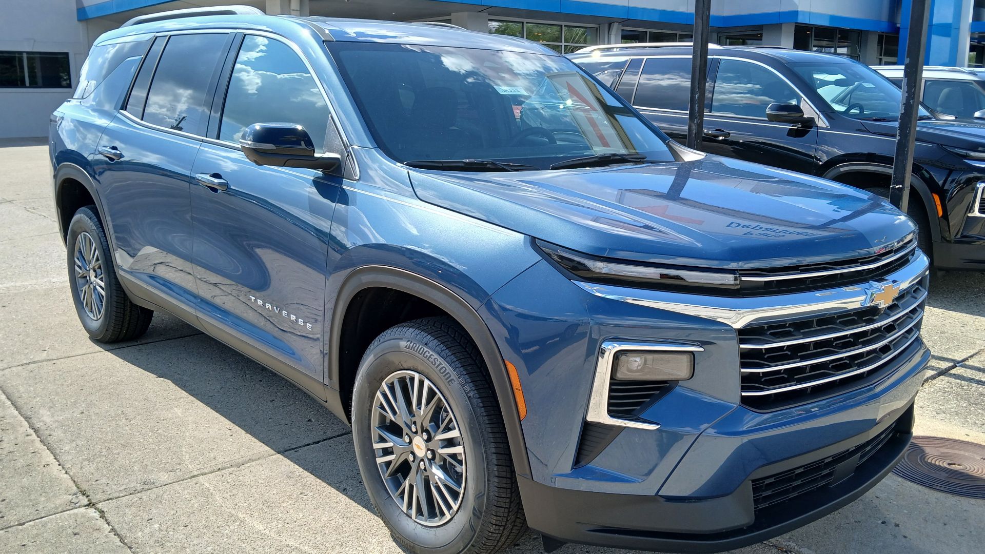 File:2024 Chevrolet Traverse front view.jpg