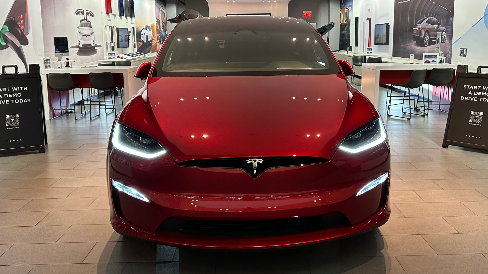 File:Tesla Showroom Dadeland Mall, 27 November 2023 - Red car.jpg