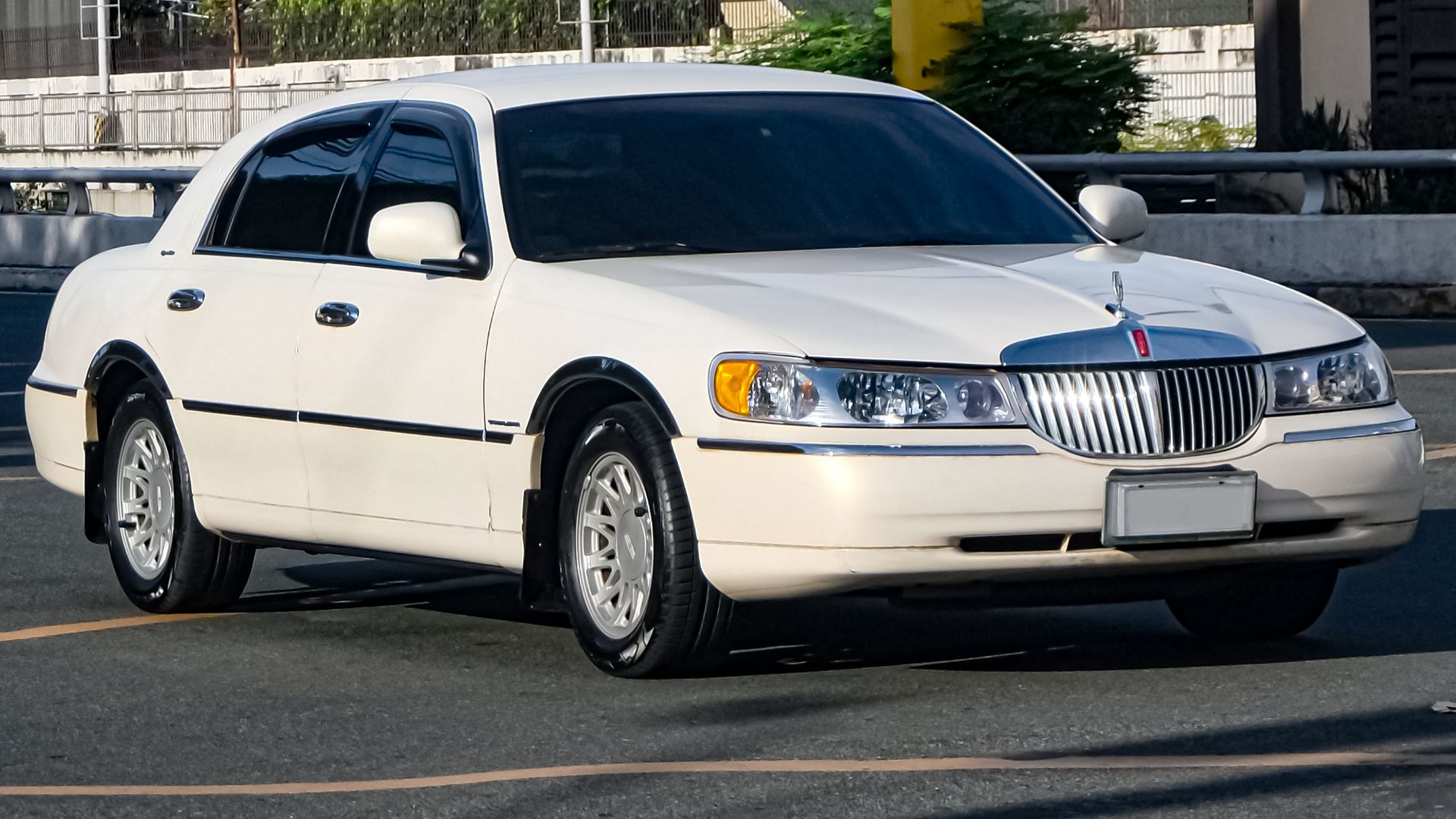 File:Lincoln Town Car FN145 Signature Series Performance White.jpg