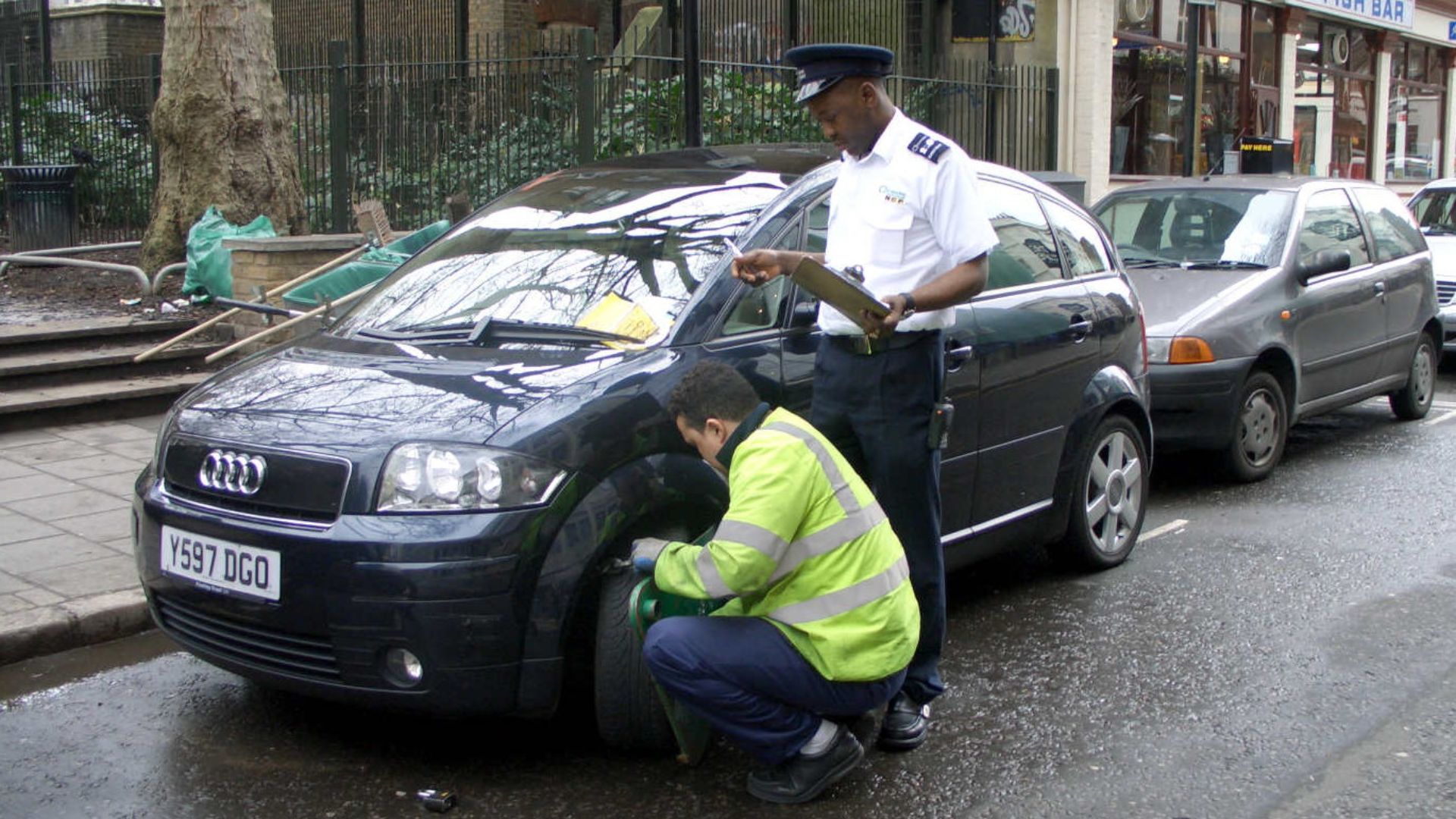 File:Traffic warden enforcing in Camden.jpg