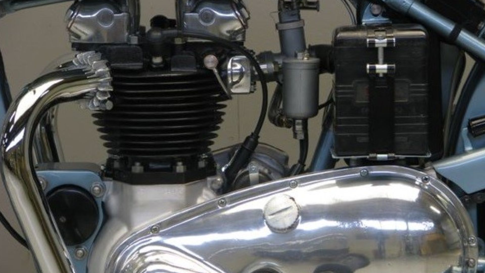 File:1950 Triumph 6T Thunderbird 650cc-motorcycle engine left side.jpg