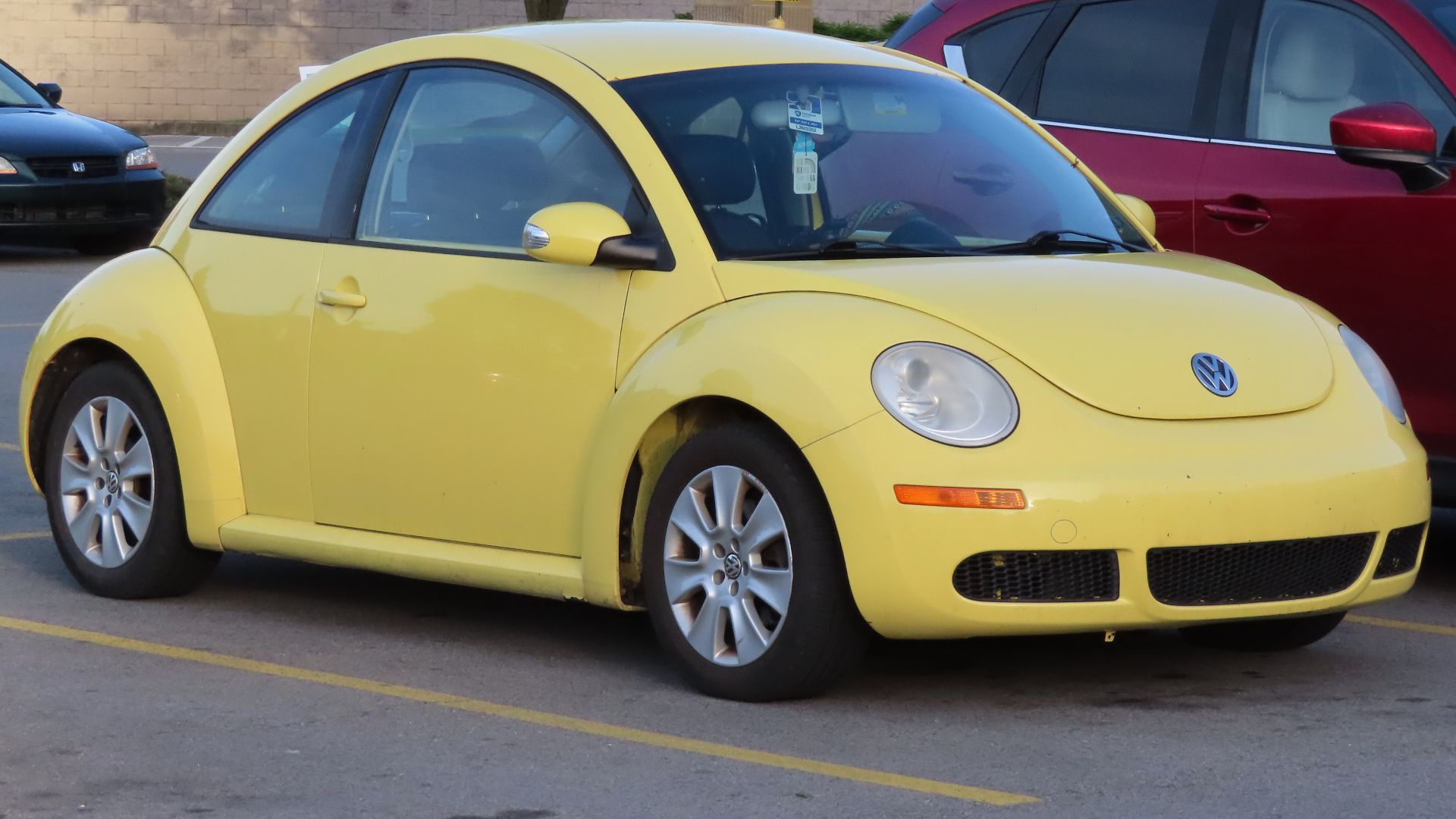 File:2010 Volkswagen New Beetle sedan, front right, 05-08-2024.jpg