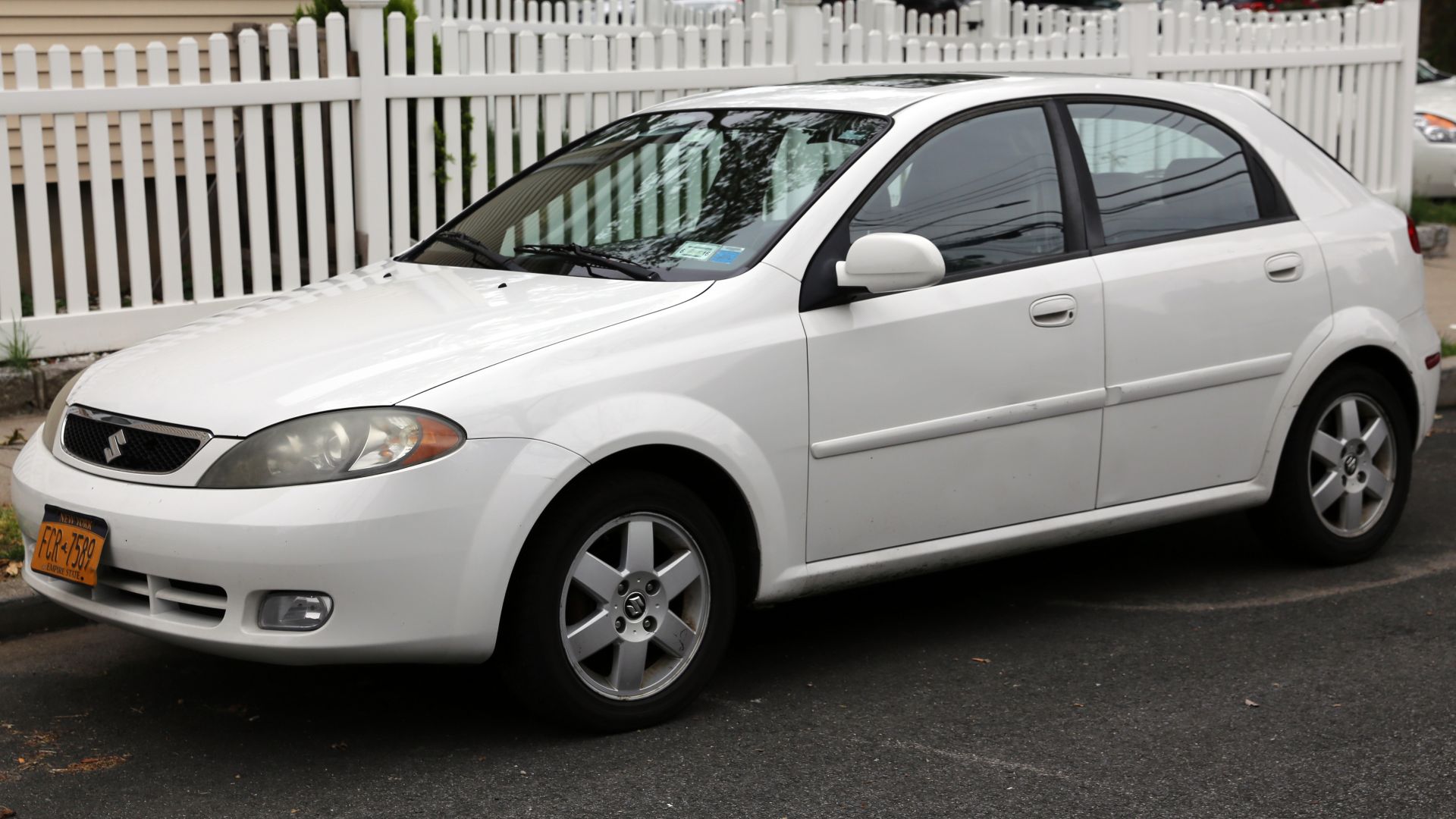 File:2005 Suzuki Reno LX, white (front left).jpg