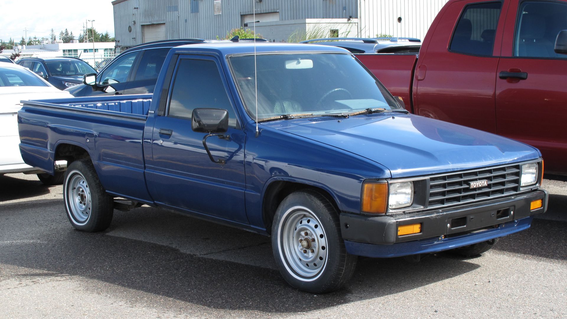 File:1984 Toyota Pickup, Front Right, 09-06-2021.jpg