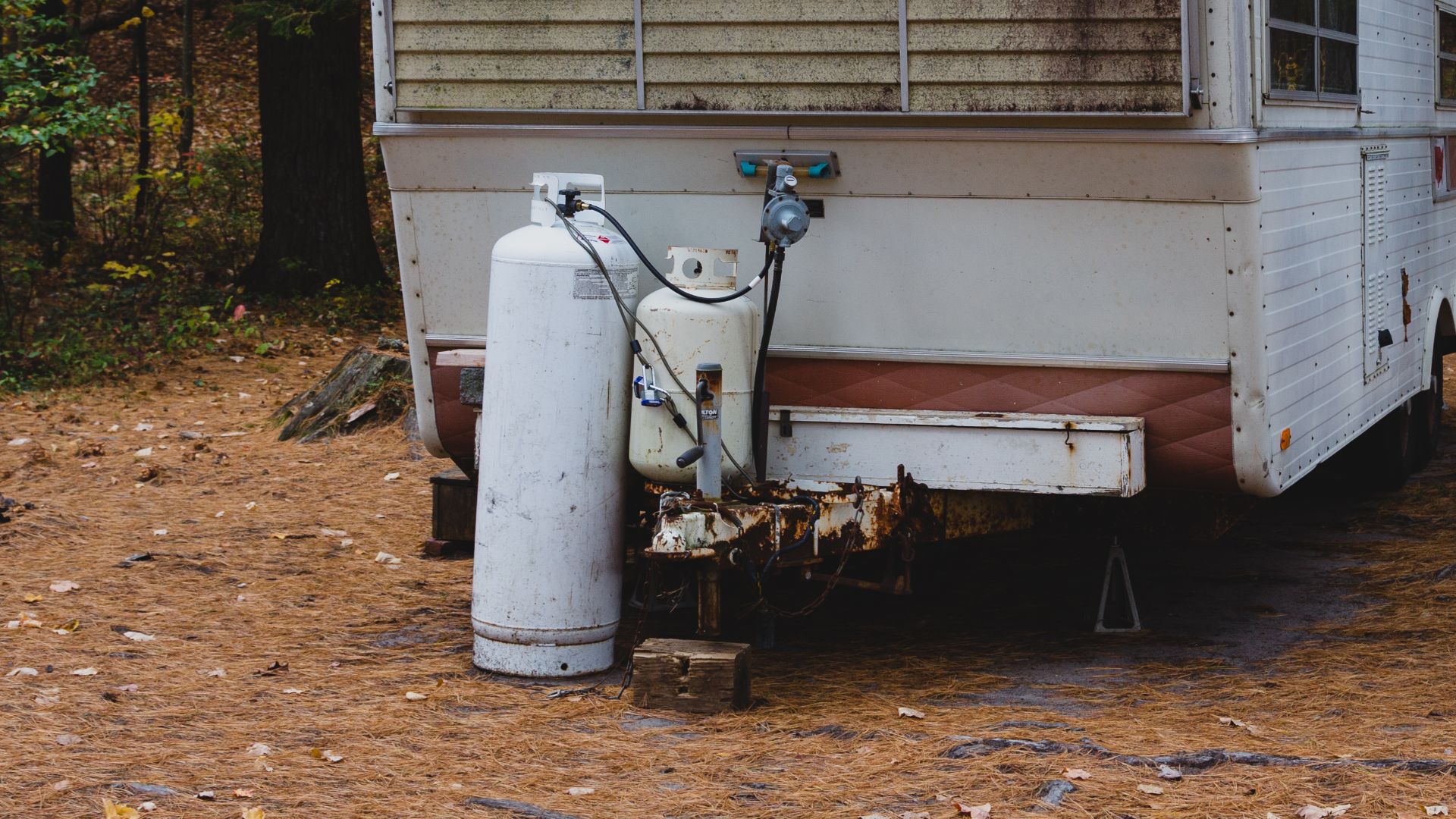 File:Abandoned RV Travel Trailer - Fall Colors - Autumn at Jones Pond, Brighton, New York (29678333663).jpg