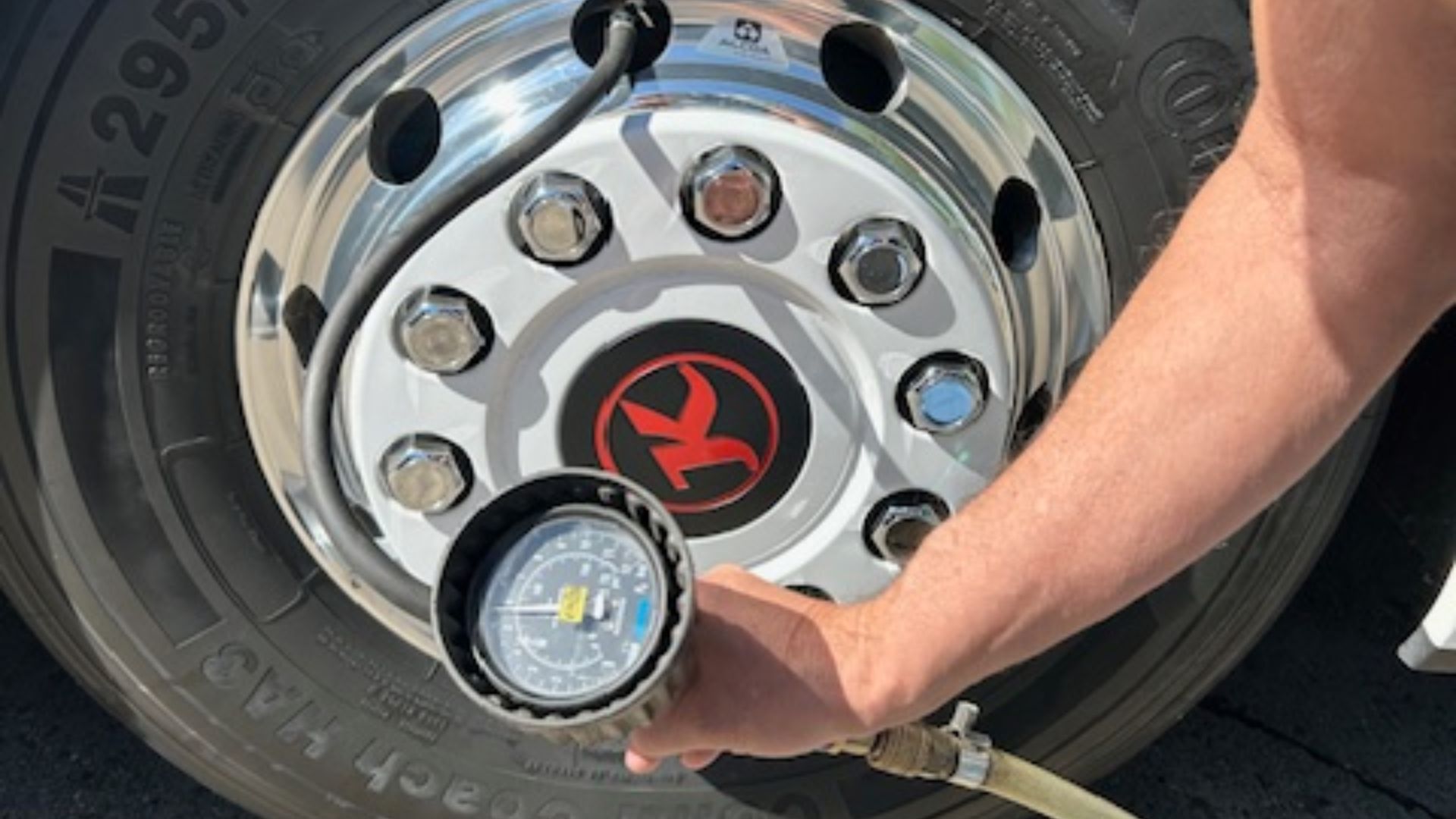 File:Ventilverlängerungen Luftdruckkontrolle Vorderreifen Radkappe.jpg