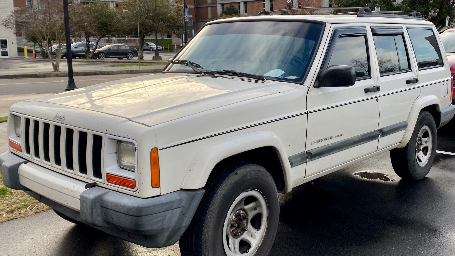File:2001 Jeep Cherokee (XJ) Sport 4-door - white in NC 2of3.jpg