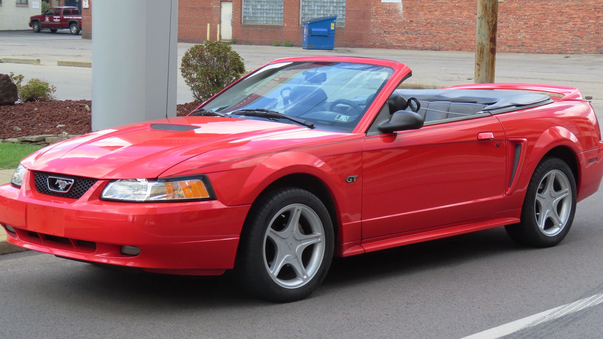 File:2000 Ford Mustang GT convertible, front left, 08-27-2023.jpg