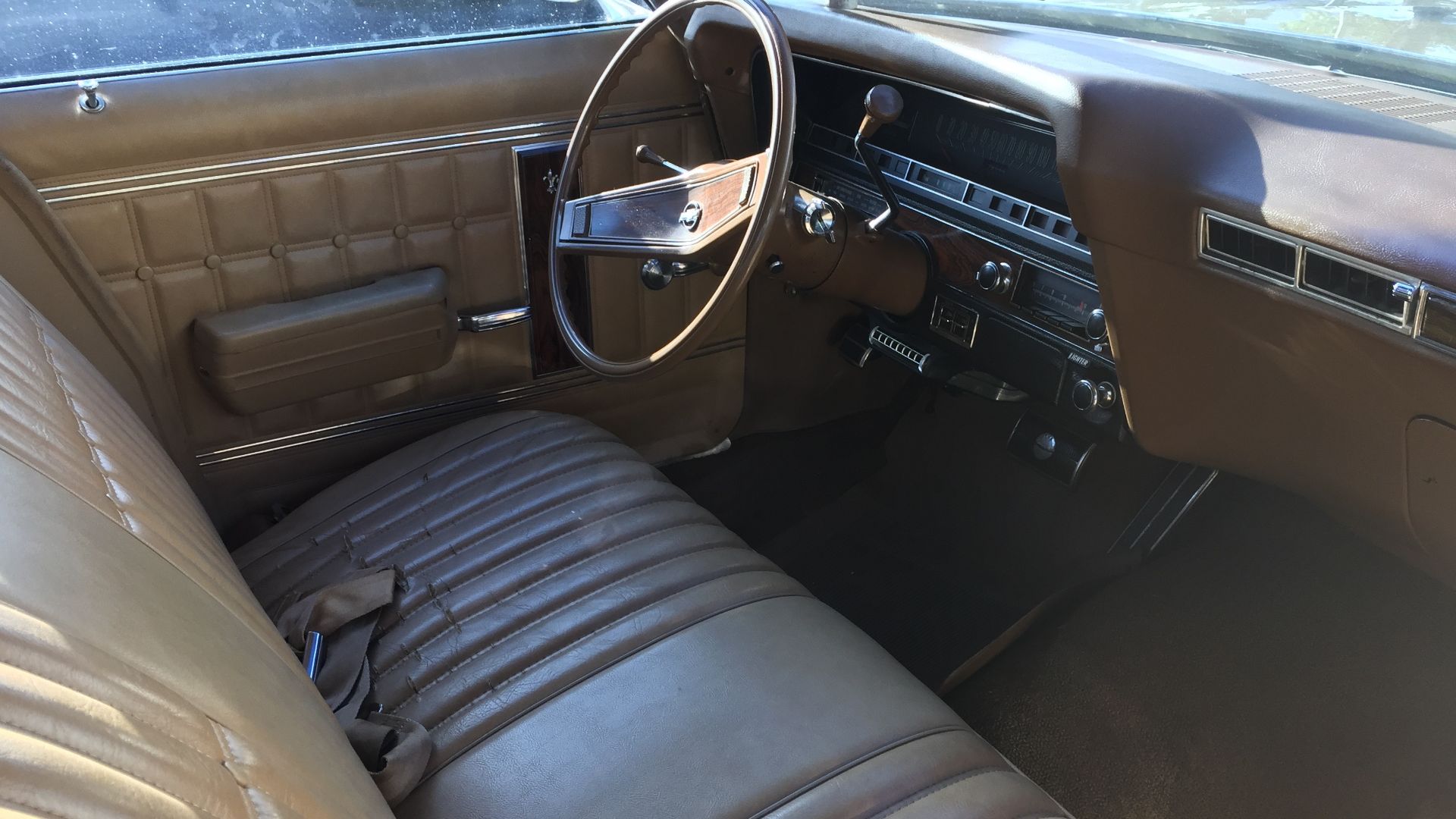 File:1970 Chevrolet Kingswood Estate station wagon in beige and woodgrain 07of11.jpg