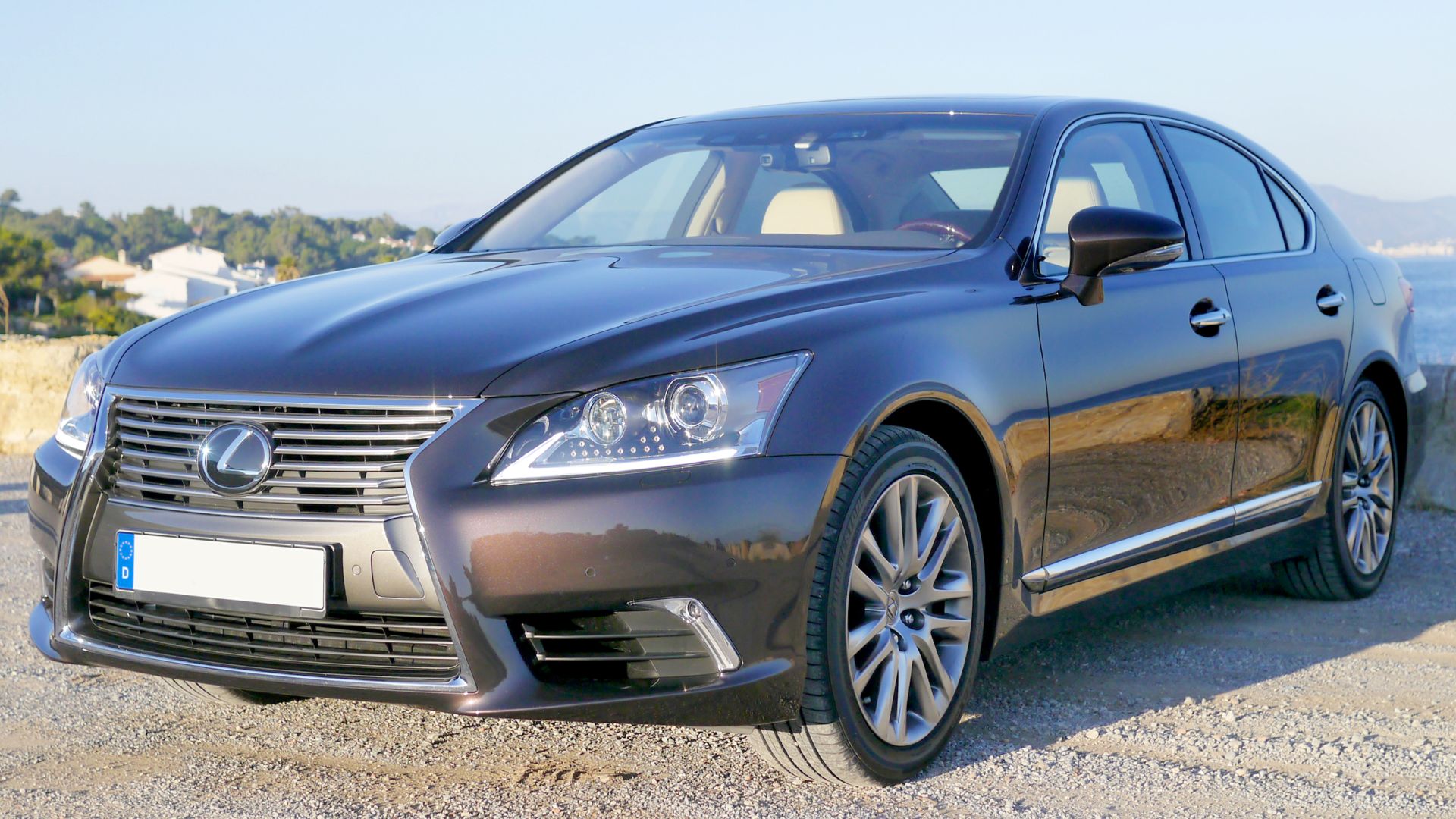 File:2013 Lexus LS 460 launch Cannes 01.jpg
