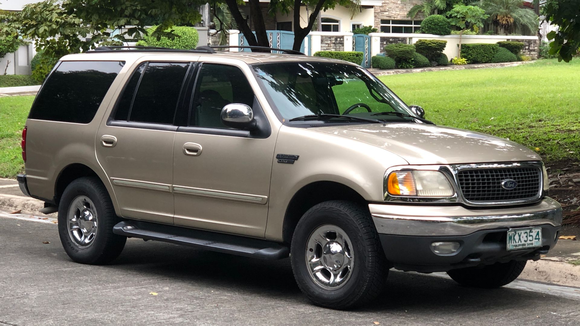 File:Parked Ford Expedition.jpg