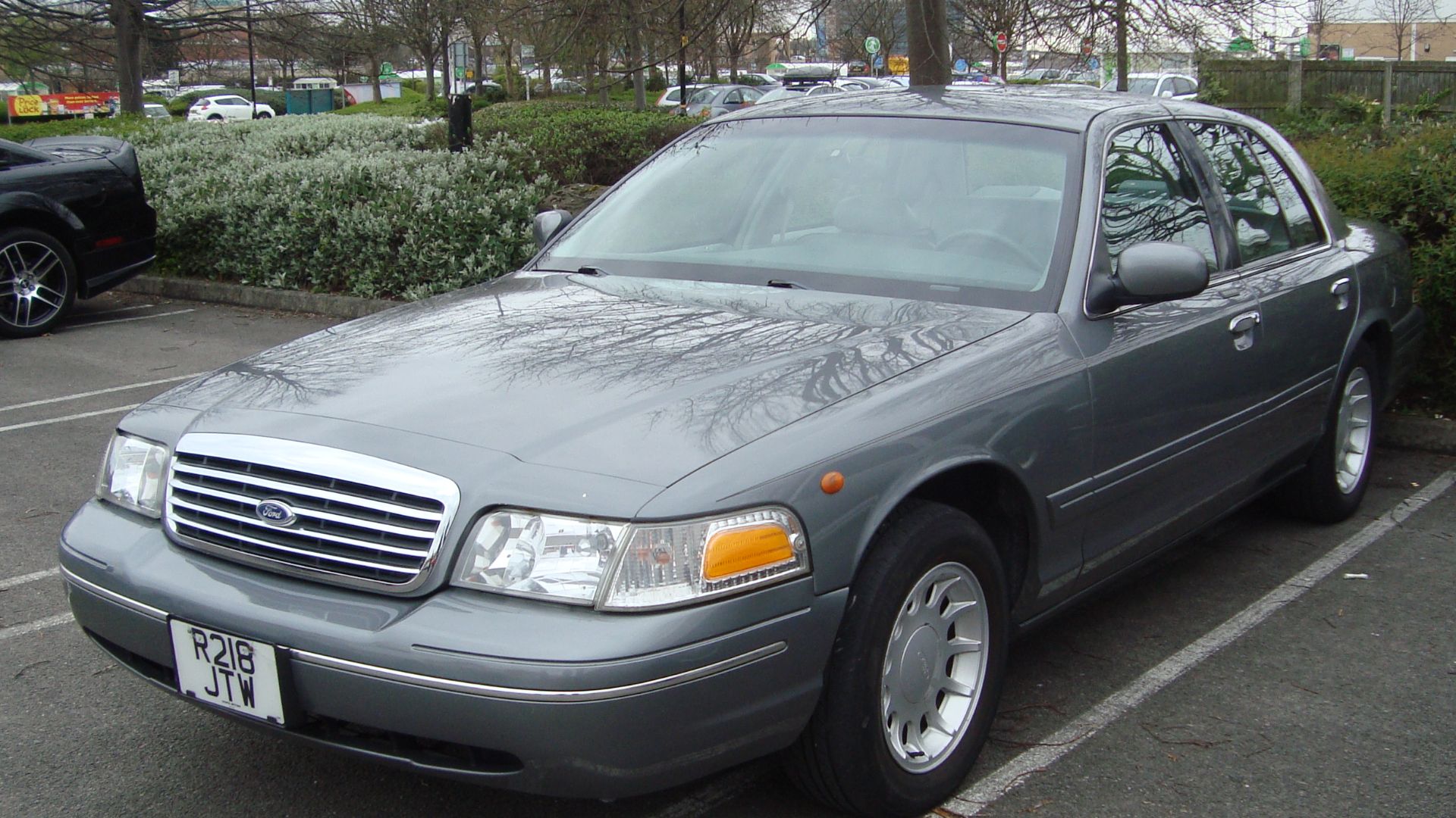 File:1998 Ford Crown Victoria (17501143285).jpg