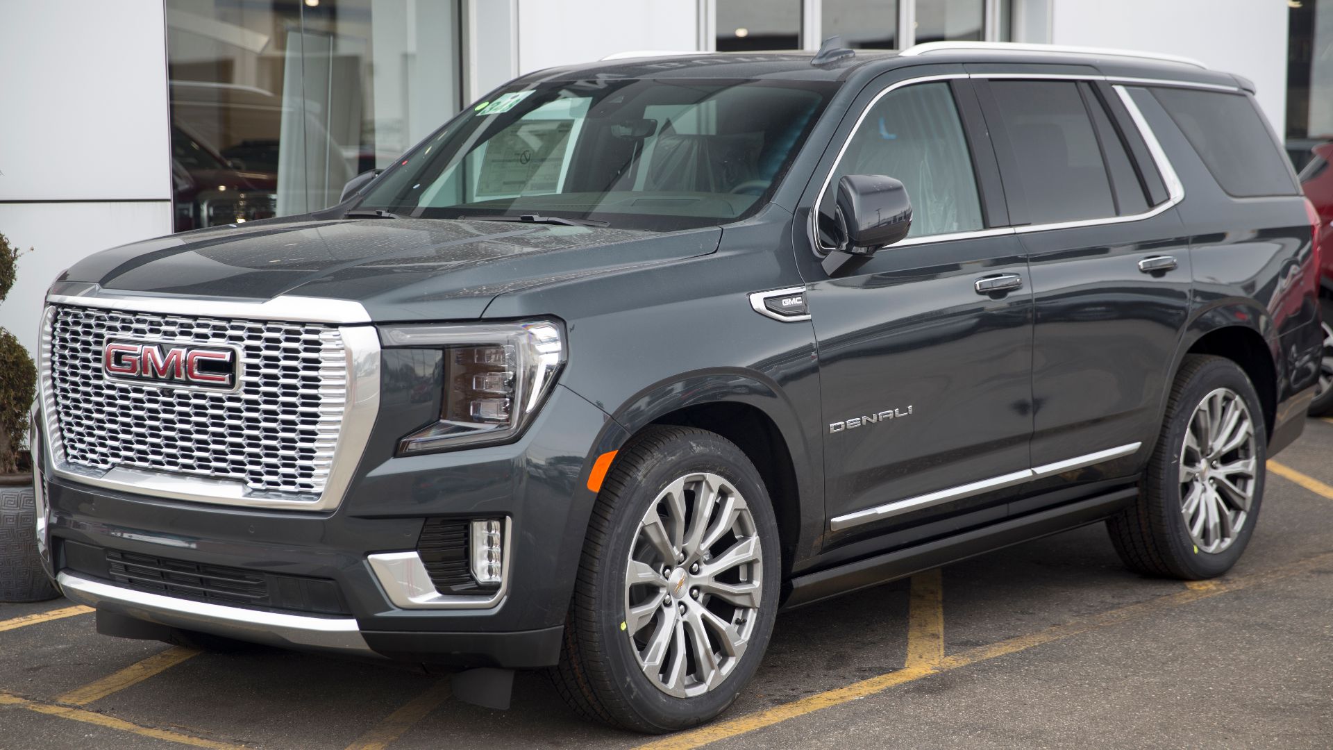 File:2021 GMC Yukon Denali in Hunter Metallic, front left.jpg