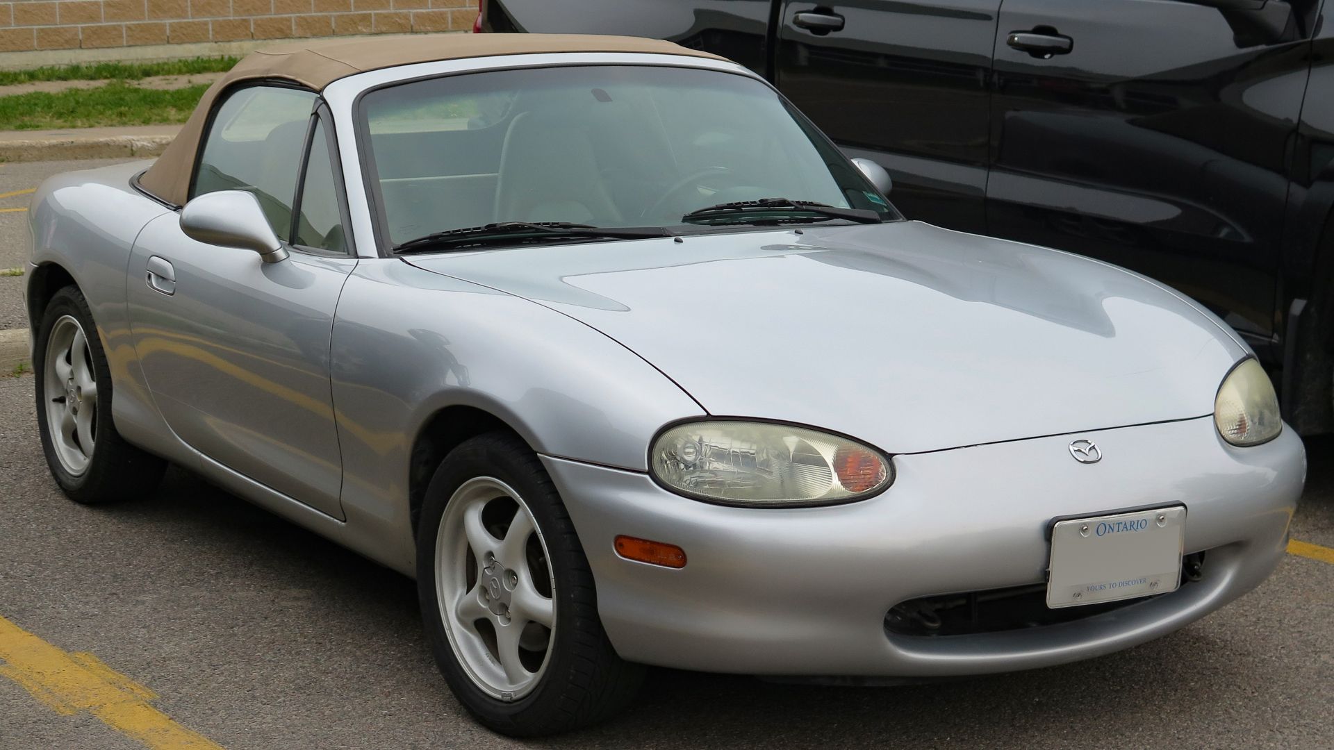 File:1999 Mazda MX-5 Miata Leather Package in Highlight Silver Metallic, Front Right, 06-29-2023.jpg