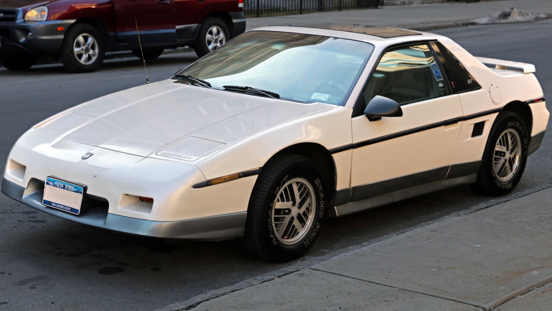 File:1985 Pontiac Fiero GT front left.jpg