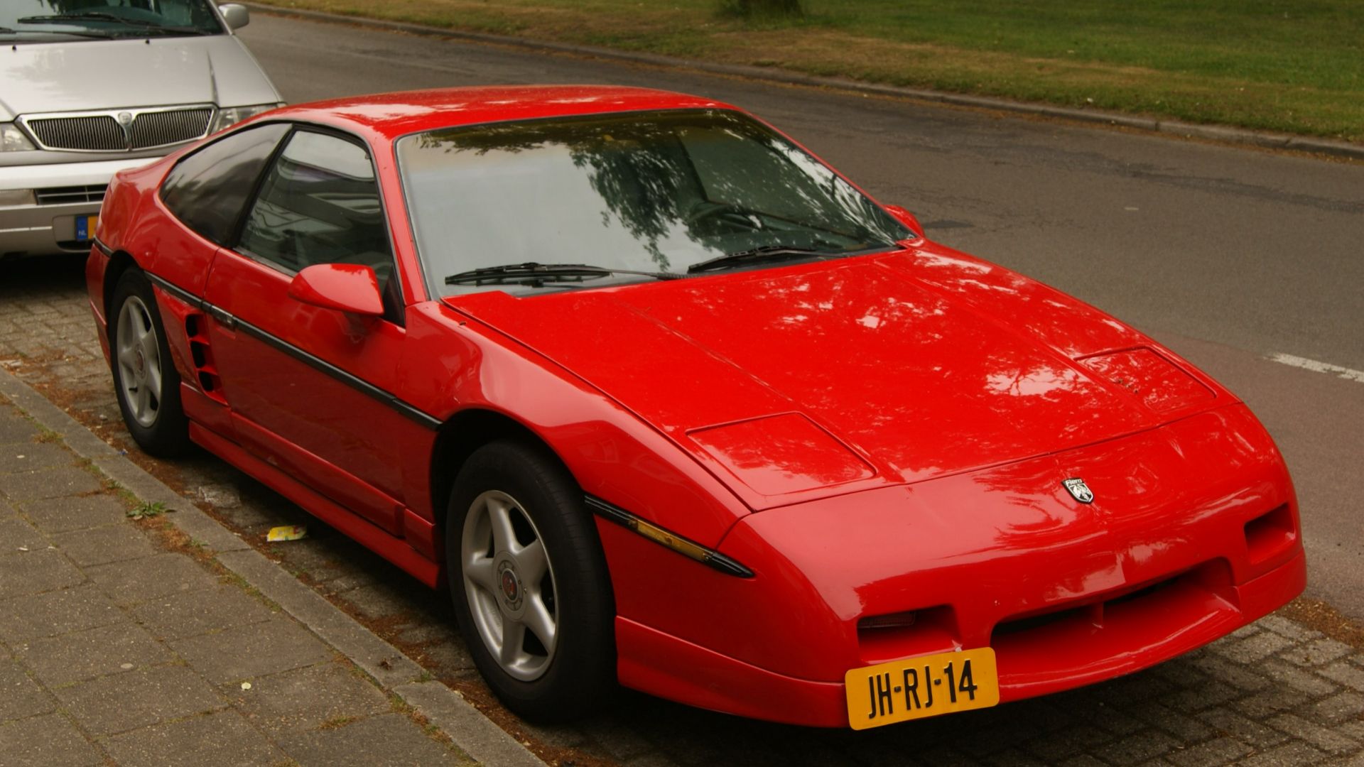File:1987 Pontiac Fiero GT (9034377678).jpg