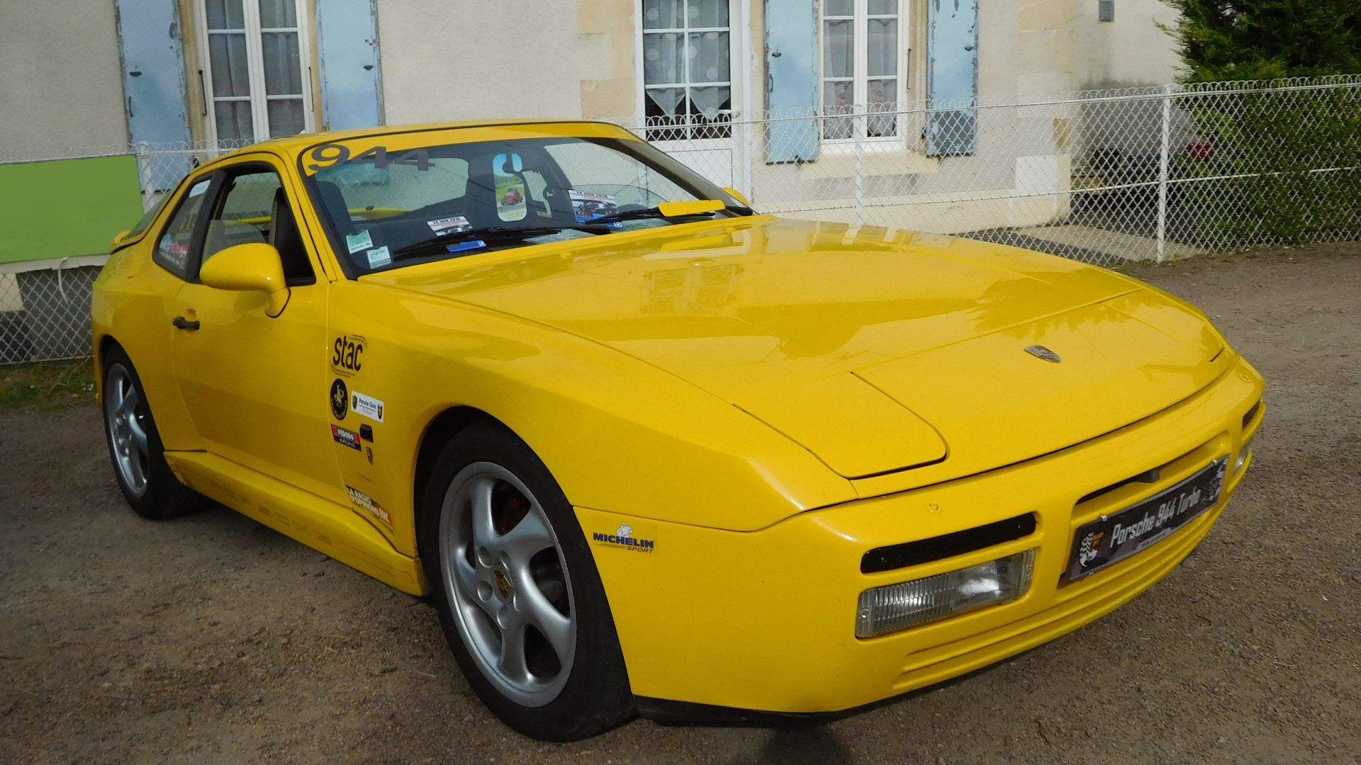 File:Porsche 944 Turbo, yellow.jpg