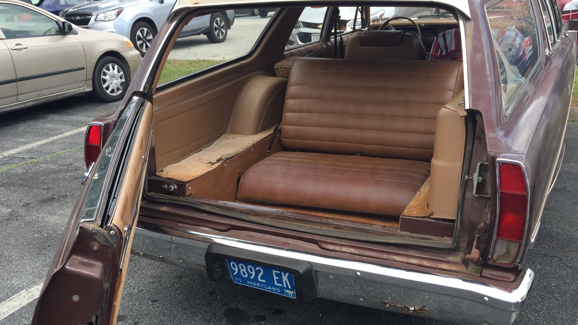 File:1975 AMC Matador four-door station wagon with 2-way tailgate and 3-rows of seats at 2017 AMO meet 05of11.jpg