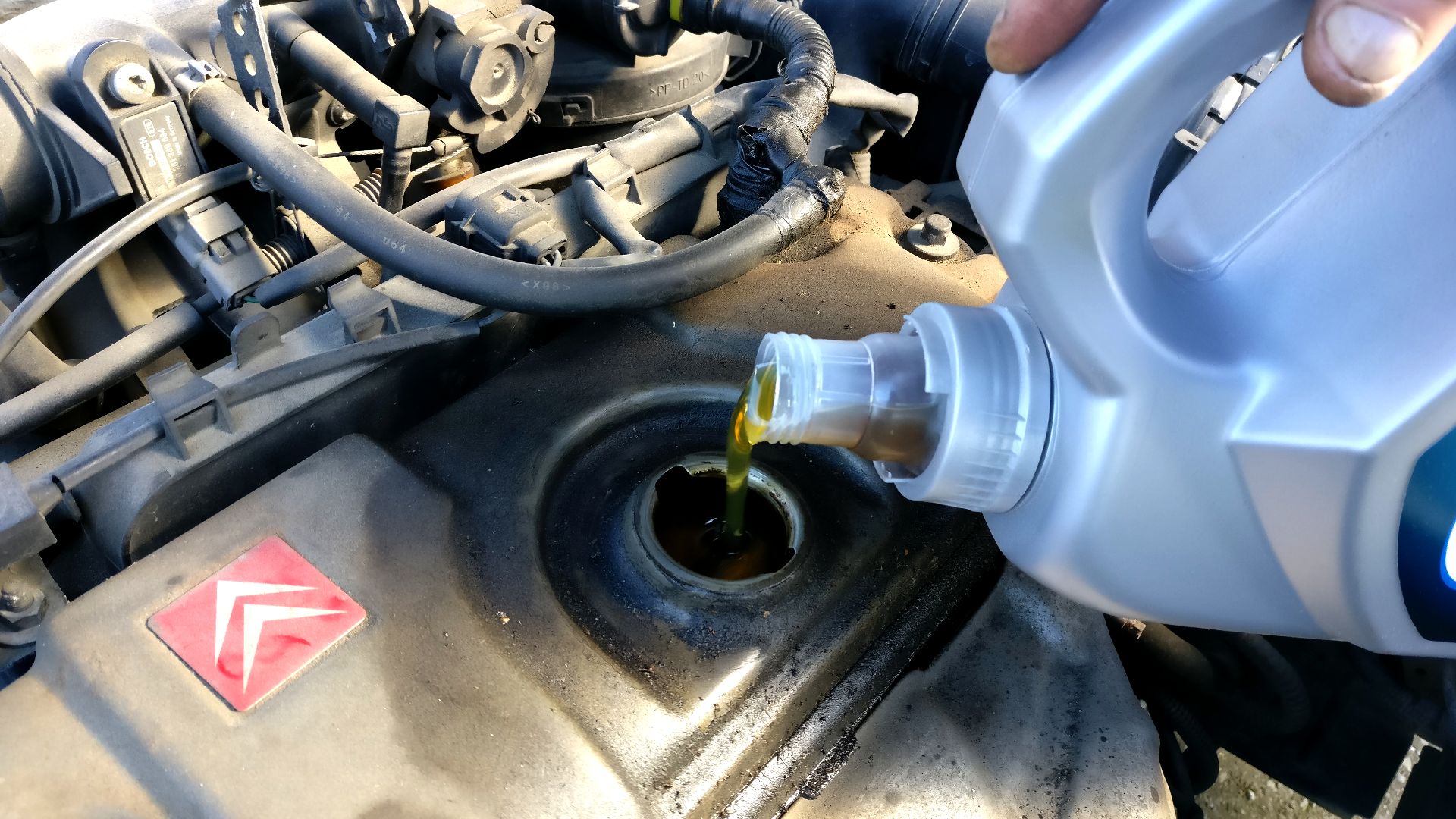 File:Pouring engine oil to motor.jpg