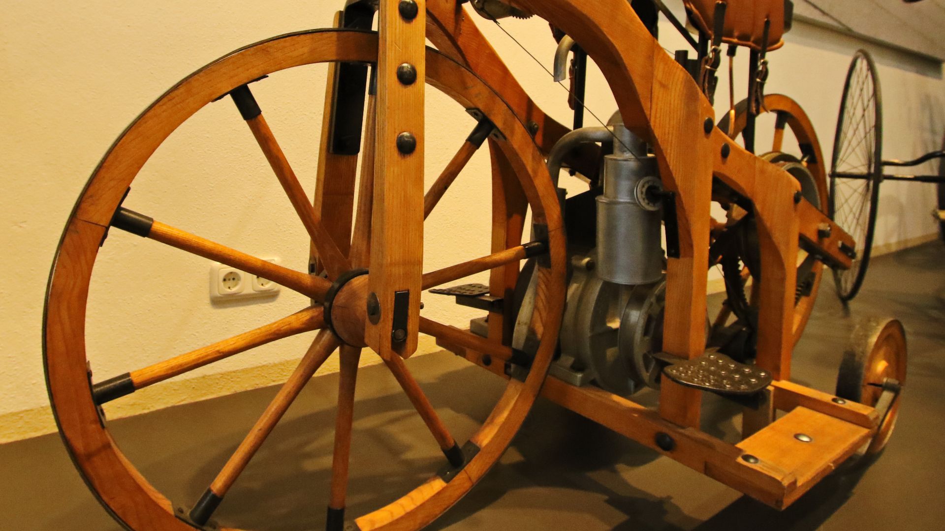 File:Ausstellungsstück im Verkehrsmuseum Dresden IMG 6862WI.jpg