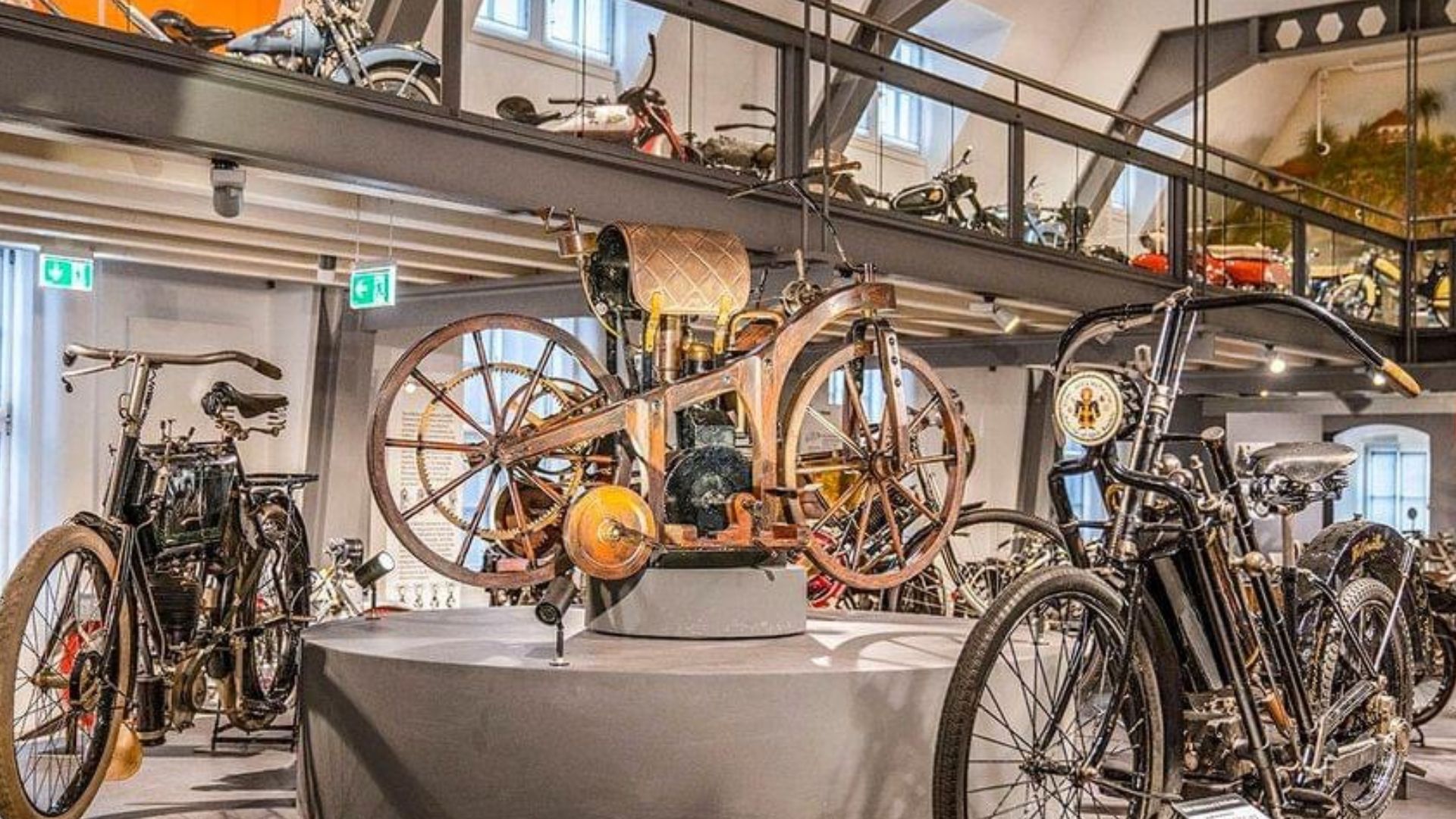 File:Daimler'scher Reitwagen und Hildebrand & Wolfmuller.jpg