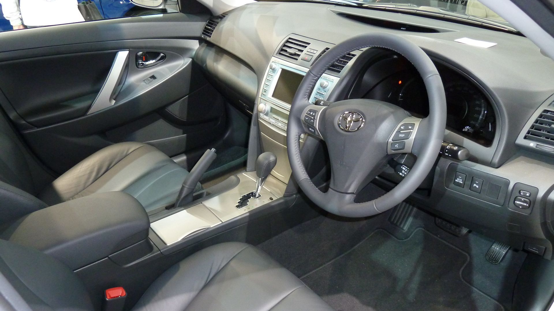 File:2010 Toyota Hybrid Camry (AHV40R MY10) Luxury sedan (2010-10-16) 01.jpg