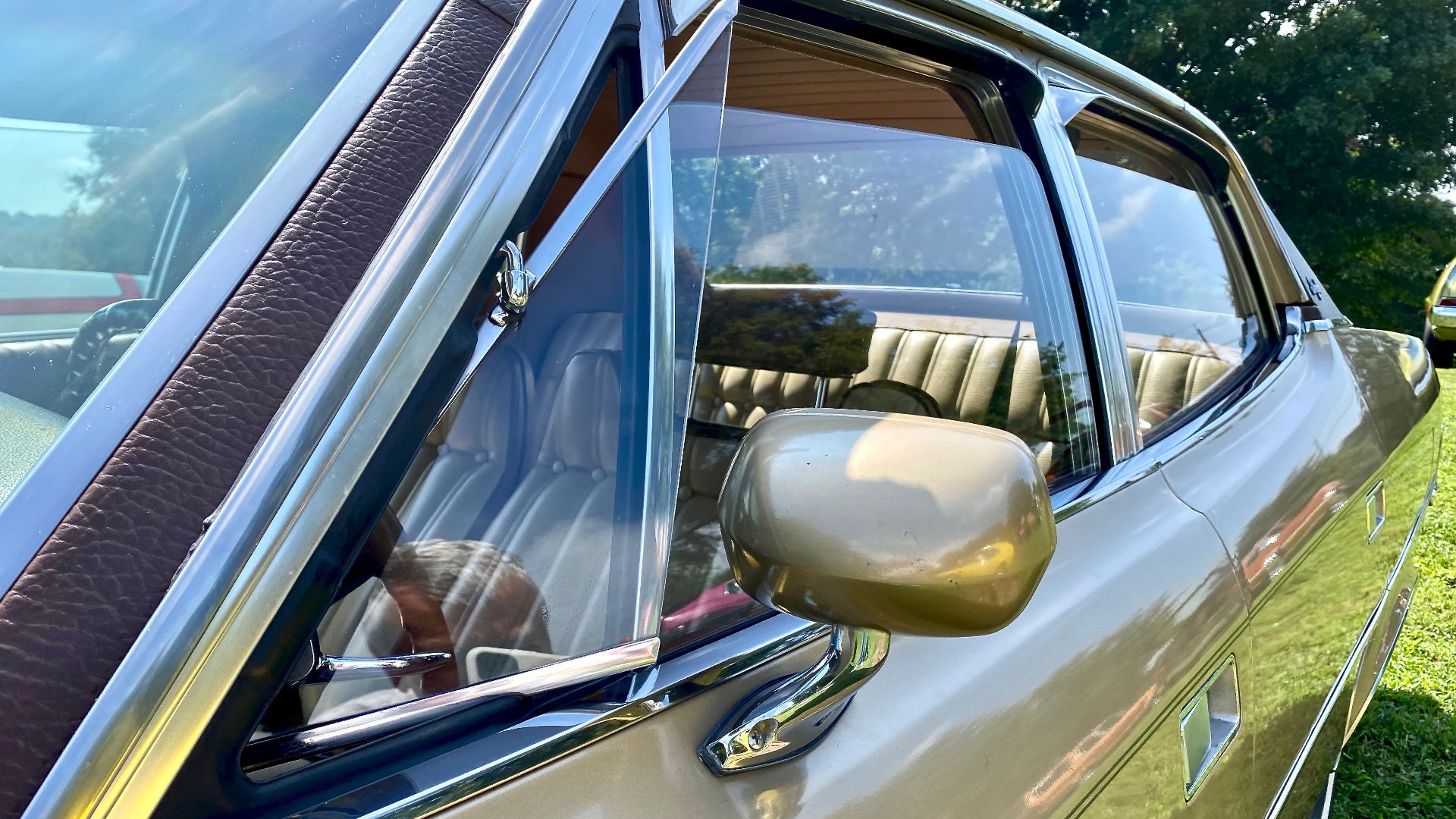 File:1972 AMC Ambassador Brougham sedan in Yuca Tan Metallic brown vinyl top tan interior 11of15.jpg