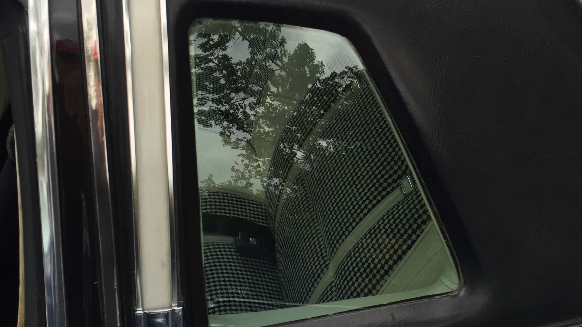 File:1977 Chrysler Cordoba (B-body) with Crown roof and Checkmate interior 2015 Rockville 5of6.jpg