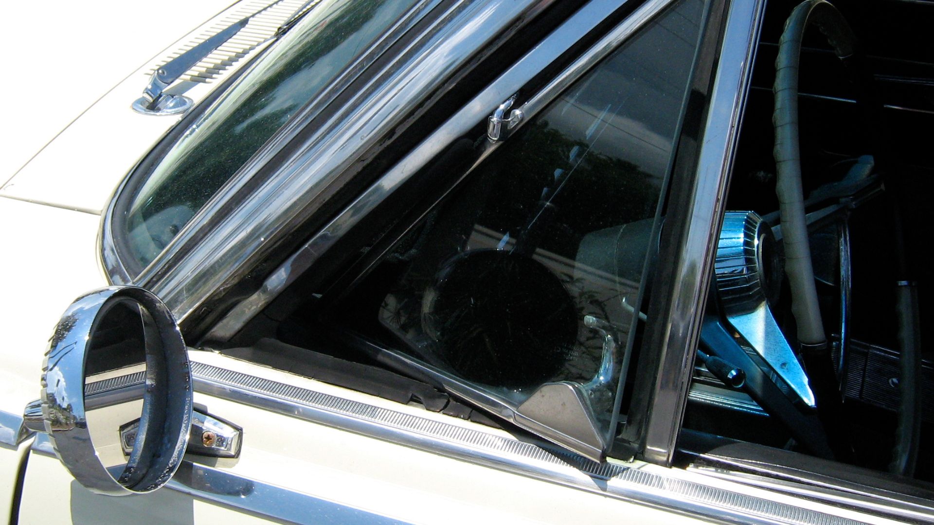 File:1965 AMC Ambassador detail of vent window.jpg
