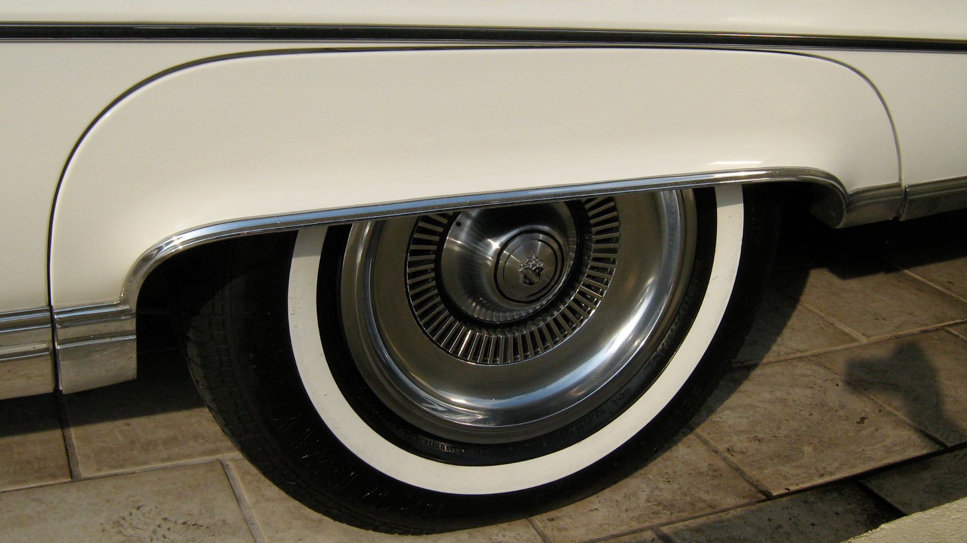 File:1969 Buick Electra 225 Custom white fender skirt.jpg