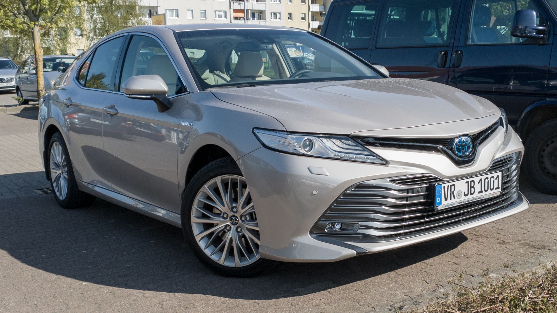 File:Toyota Camry Hybrid, Ribnitz-Damgarten (LRM 20200504 165212).jpg