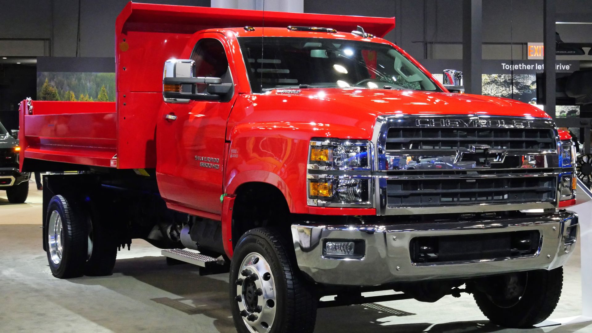 File:2022 Chevrolet Silverado 6500 HD Chassis Cab, front NYIAS 2025.jpg