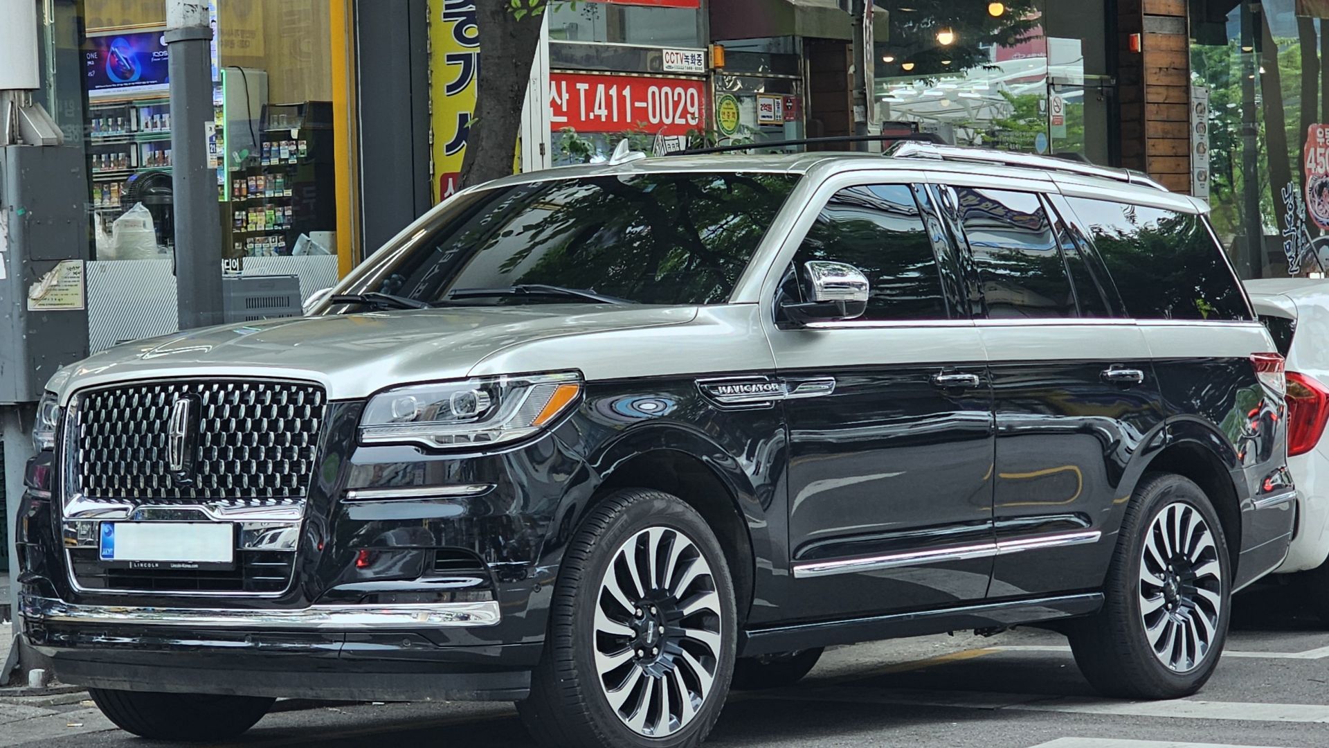 File:Lincoln Navigator Black Label U553 FL Infinite Black Metallic Beige (1).jpg