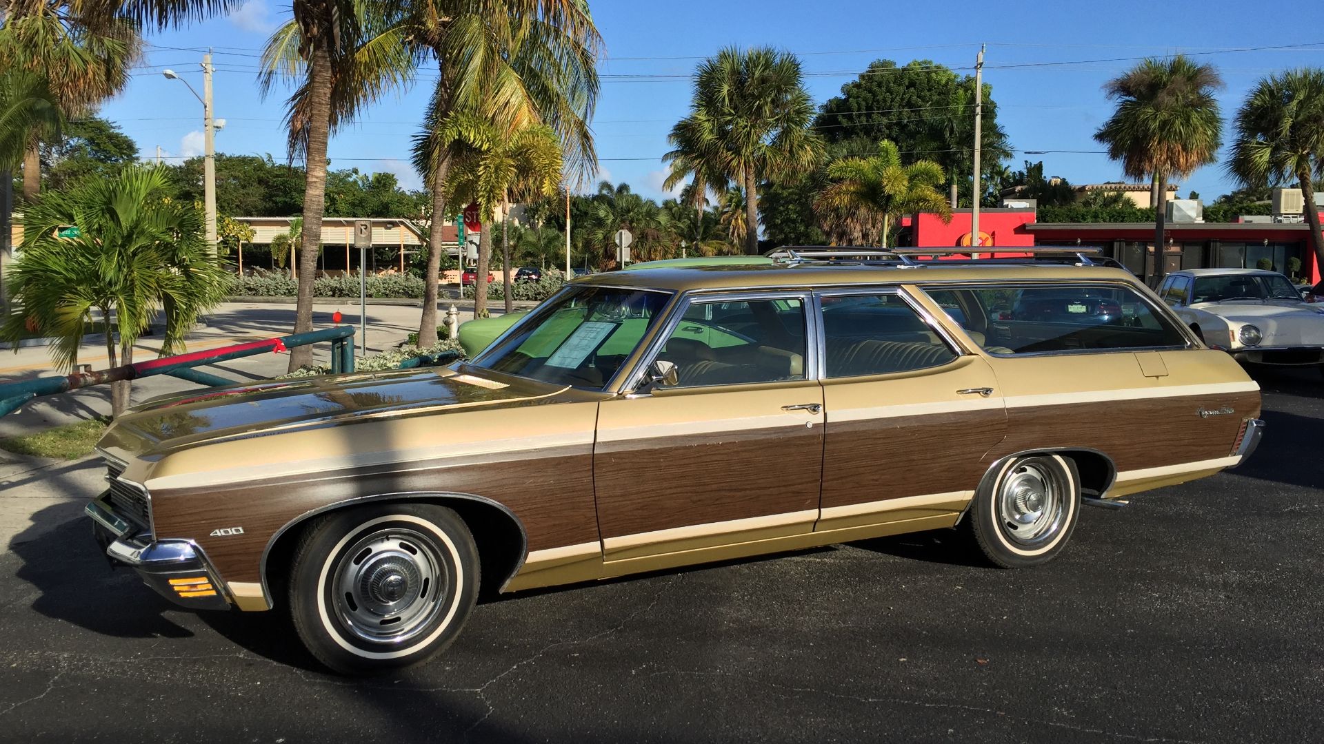 File:1970 Chevrolet Kingswood Estate station wagon in beige and woodgrain 01of11.jpg