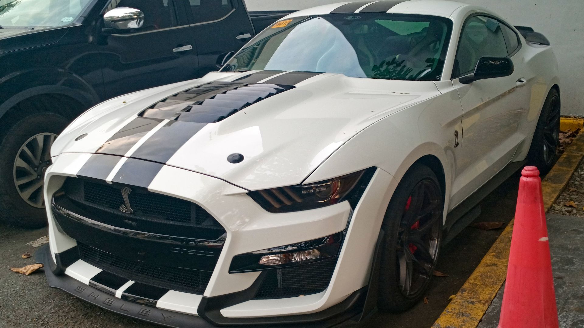 File:2020 Ford Mustang Shelby GT500 in Oxford White, 05-31-2024.jpg