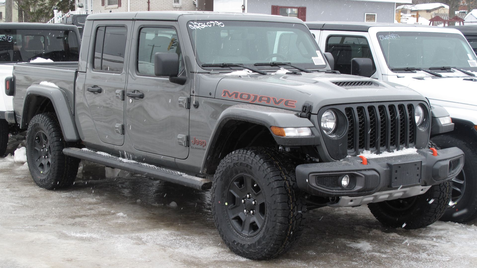 File:2022 Jeep Gladiator Mojave in Sting-Grey, Front Right, 03-06-2022.jpg