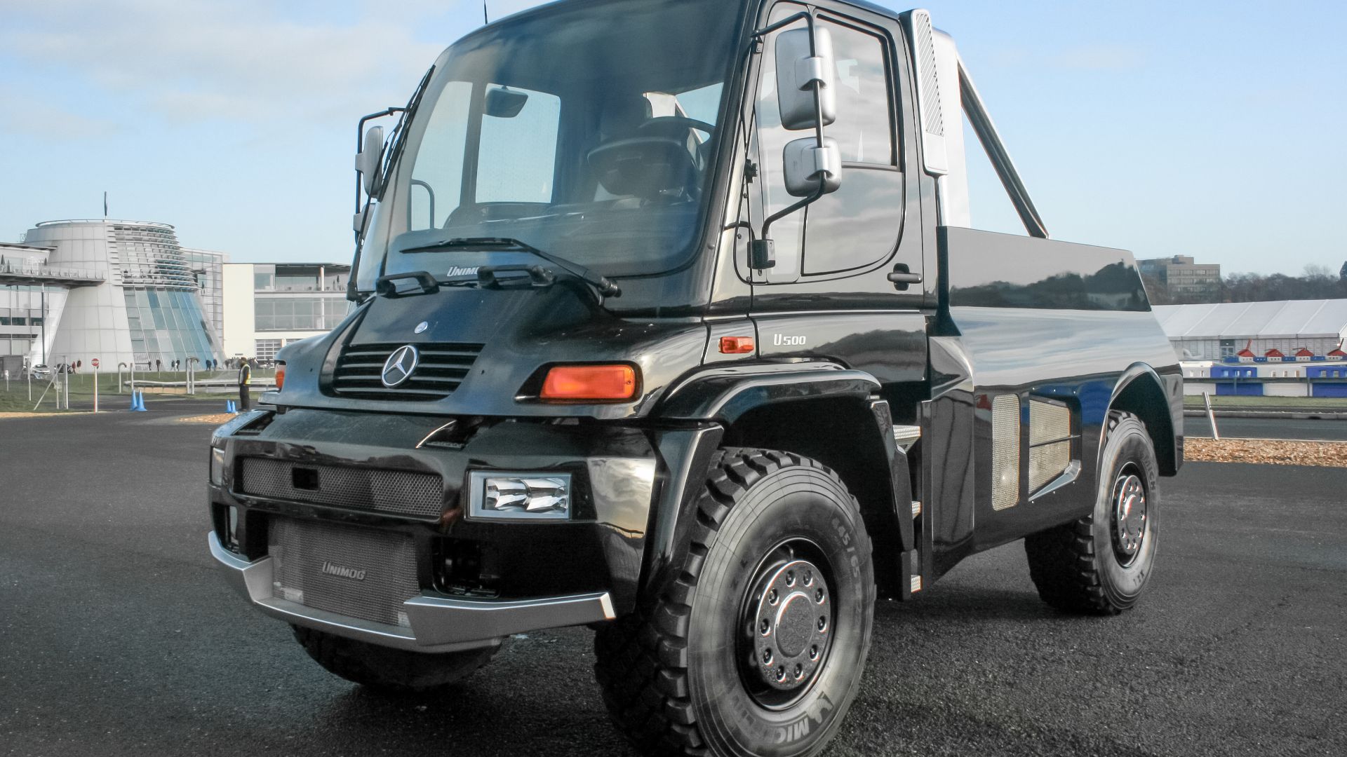 File:Brabus Unimog U500 Black Edition at the Mercedes-Benz World corr.jpg