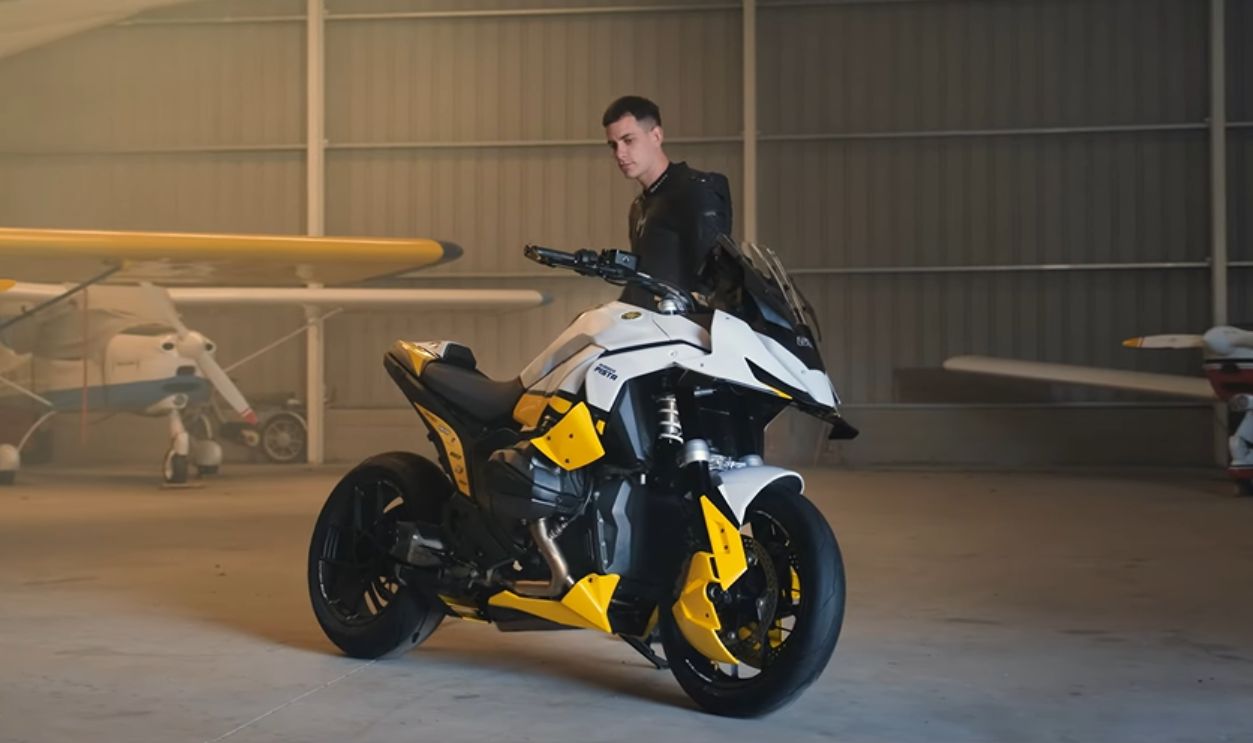 BMW R 1300 GS Pista By Puig