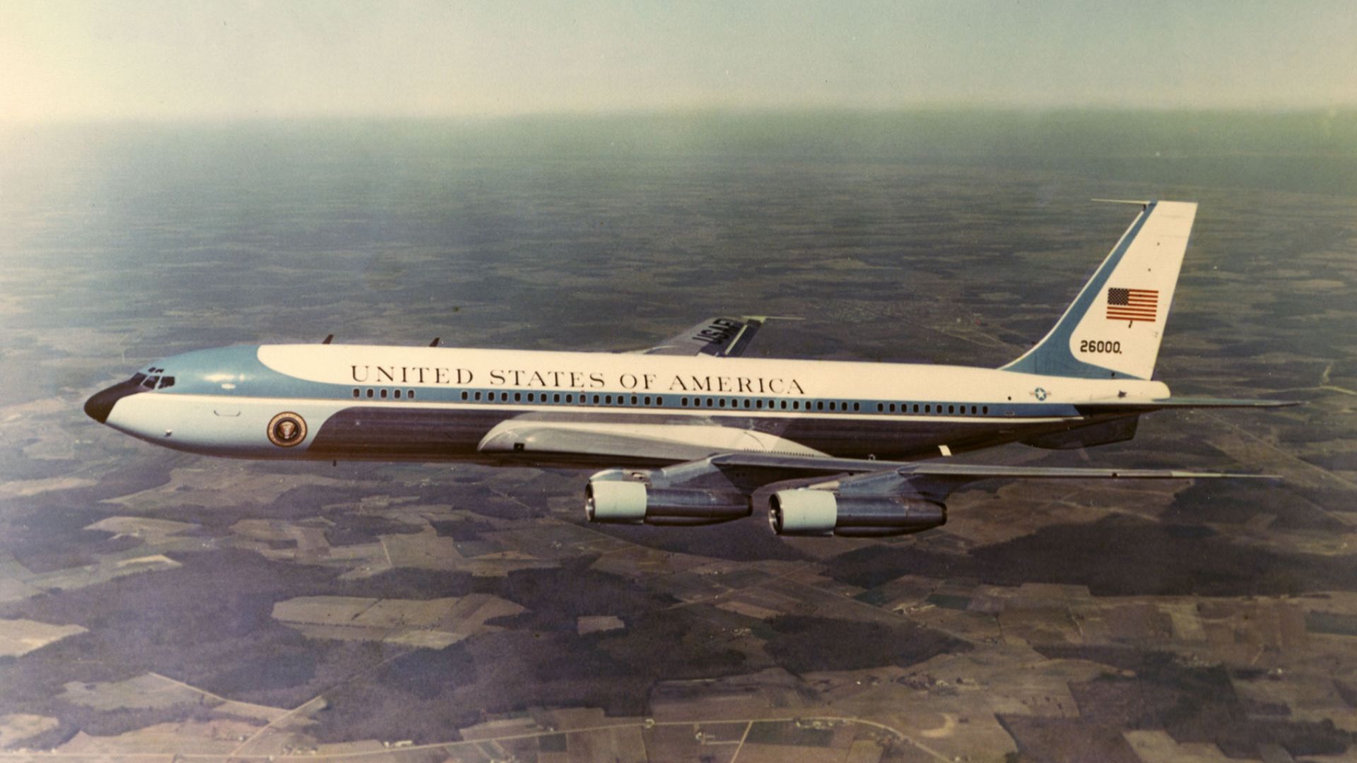 File:Boeing VC-137C SAM 26000 (Air Force One) in flight-130823-F-DW547-005.jpg
