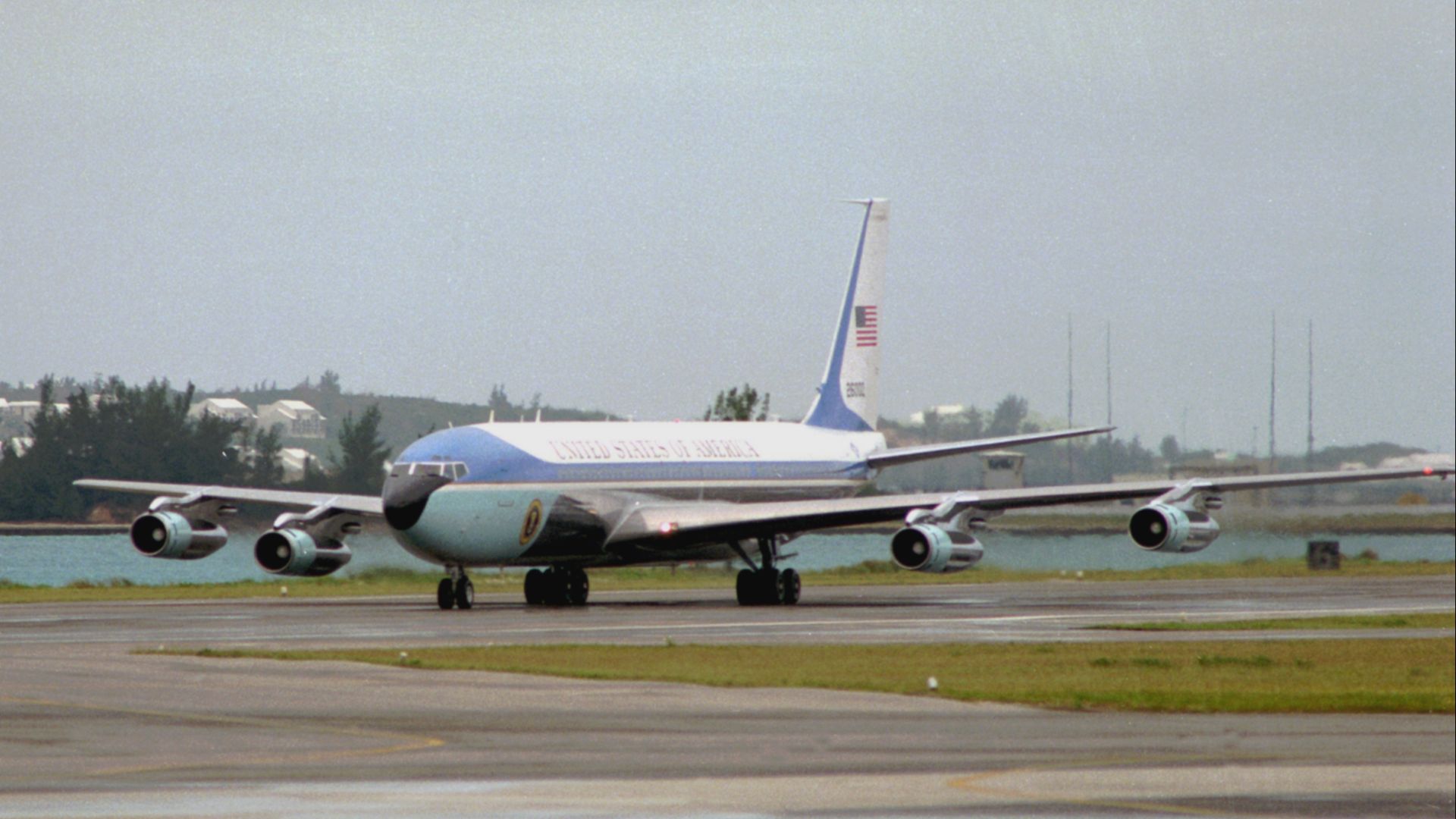 File:VC-137C Air Force One arriving at Bermuda 1990.JPEG