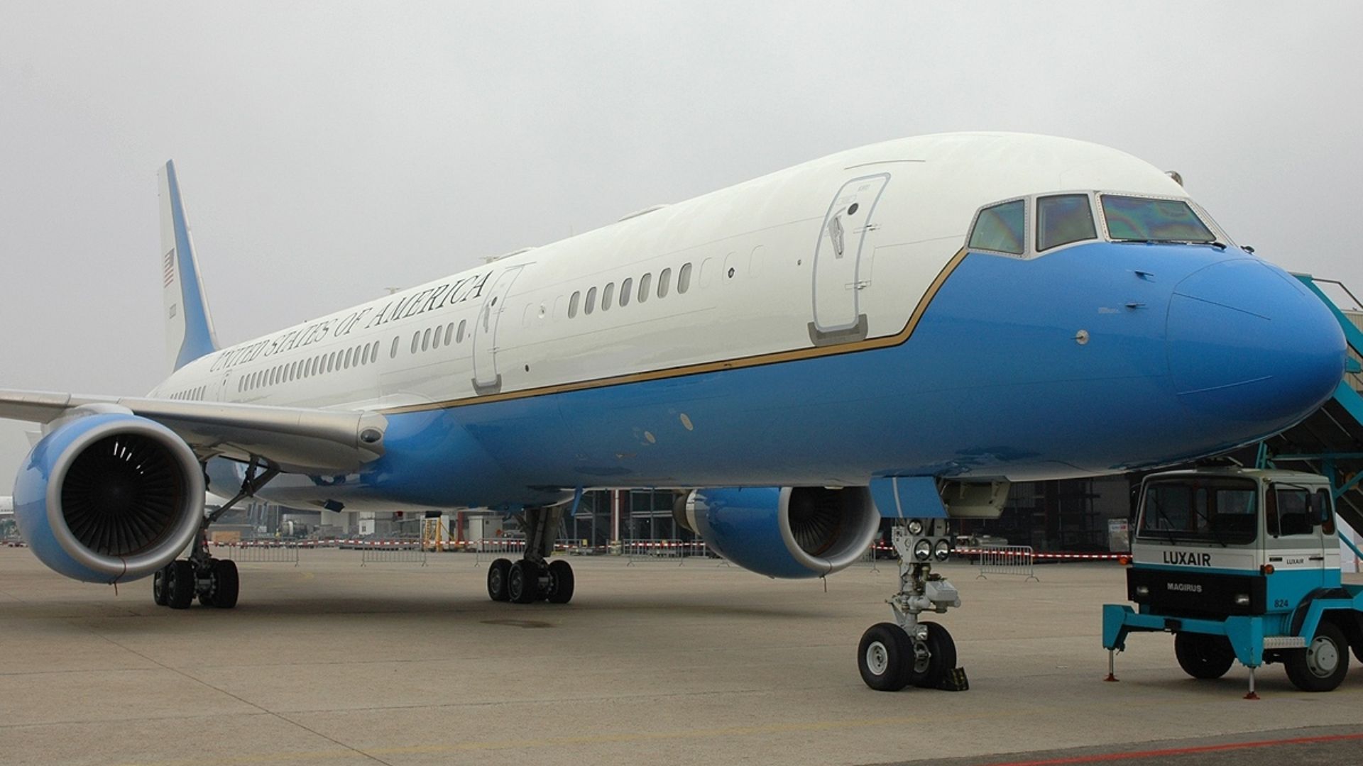 File:Boeing C-32A (757-2G4), USA - Air Force AN0781236.jpg