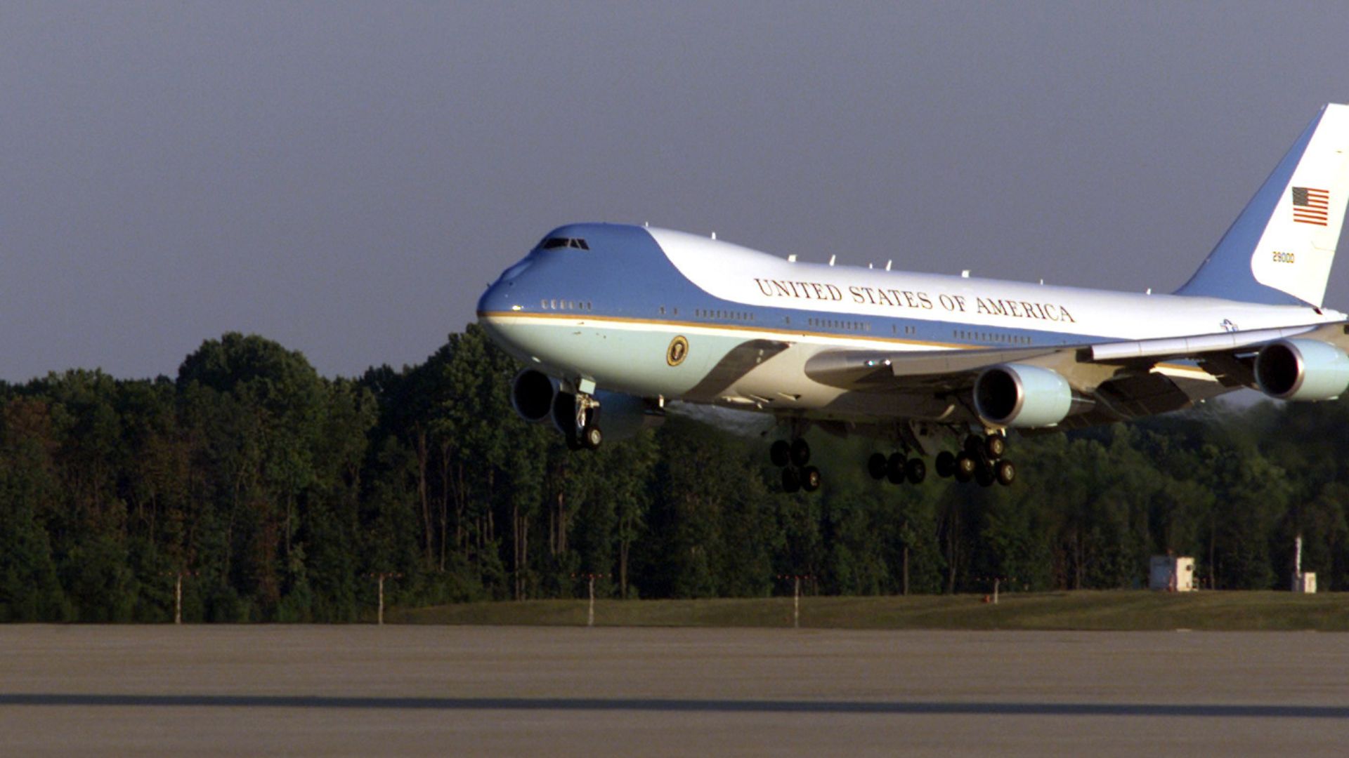 File:Air Force One comes in for a landing at Andrews AFB, Maryland, with the President onboard 010911-F-KJ321-002.jpg