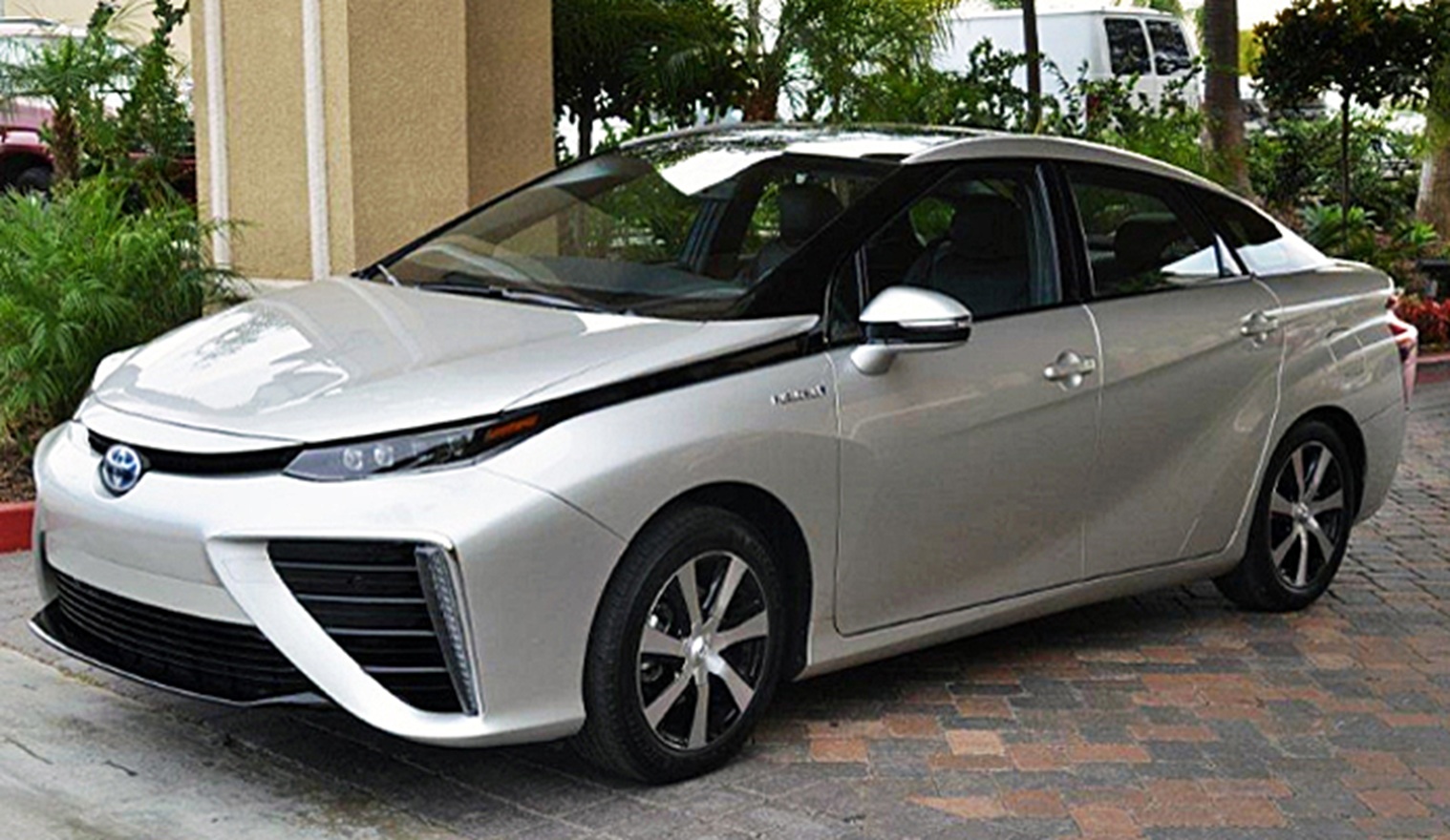 Lateral view of the 2015 Toyota Mirai fuel cell vehicle - 2014