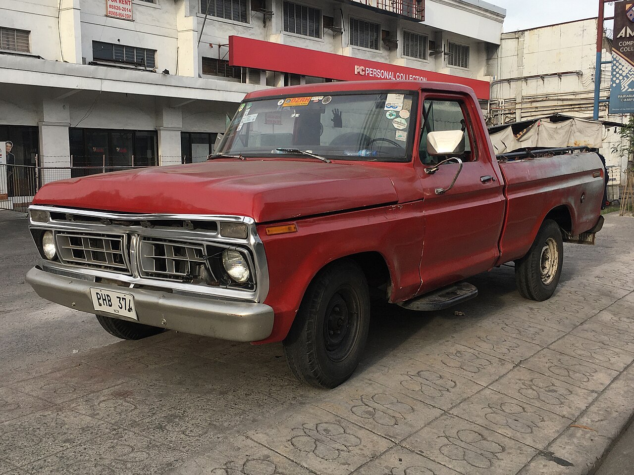 Front view of a 1976-77 Ford F-150