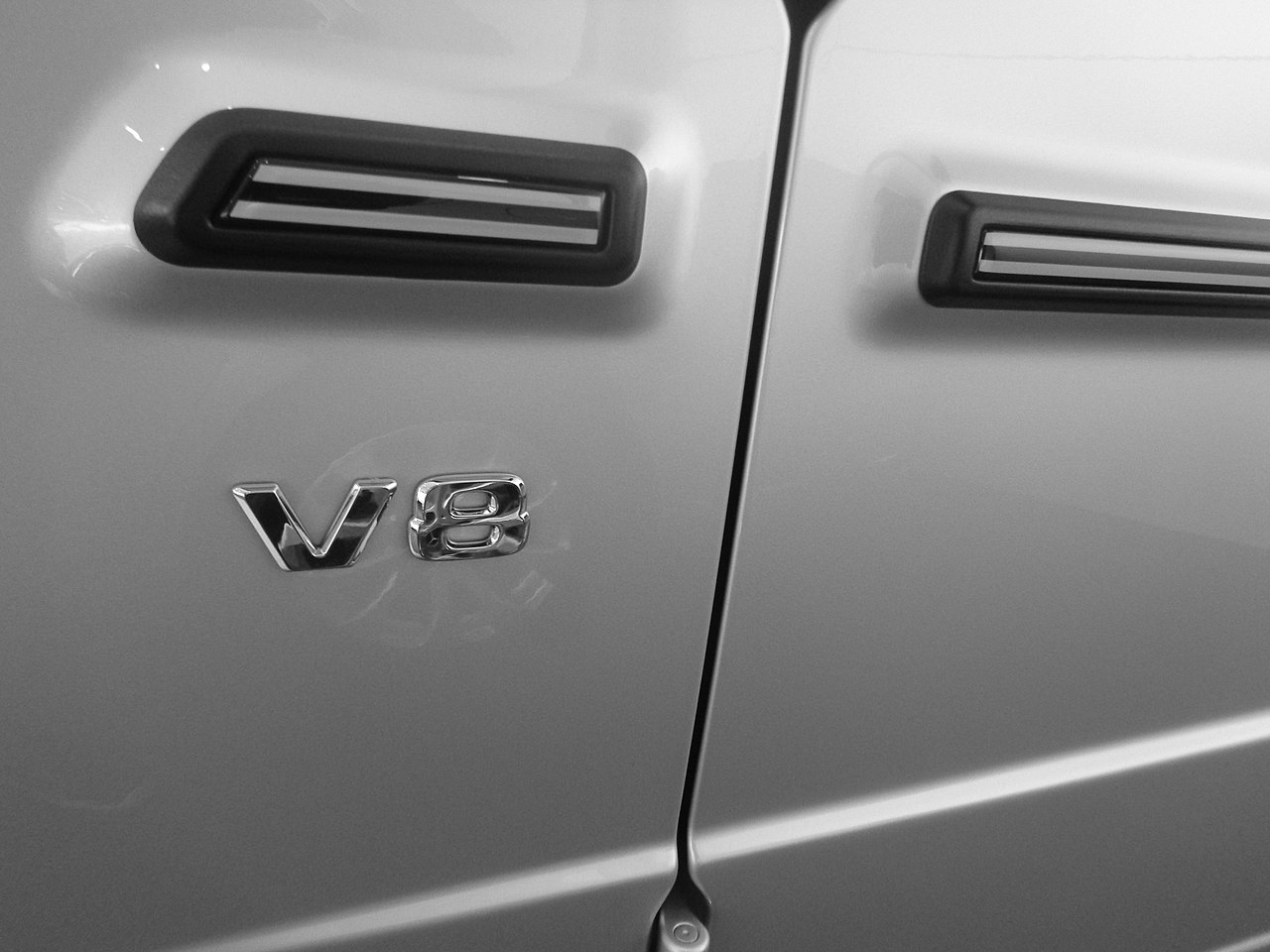 Mercedes-Benz V8 badge