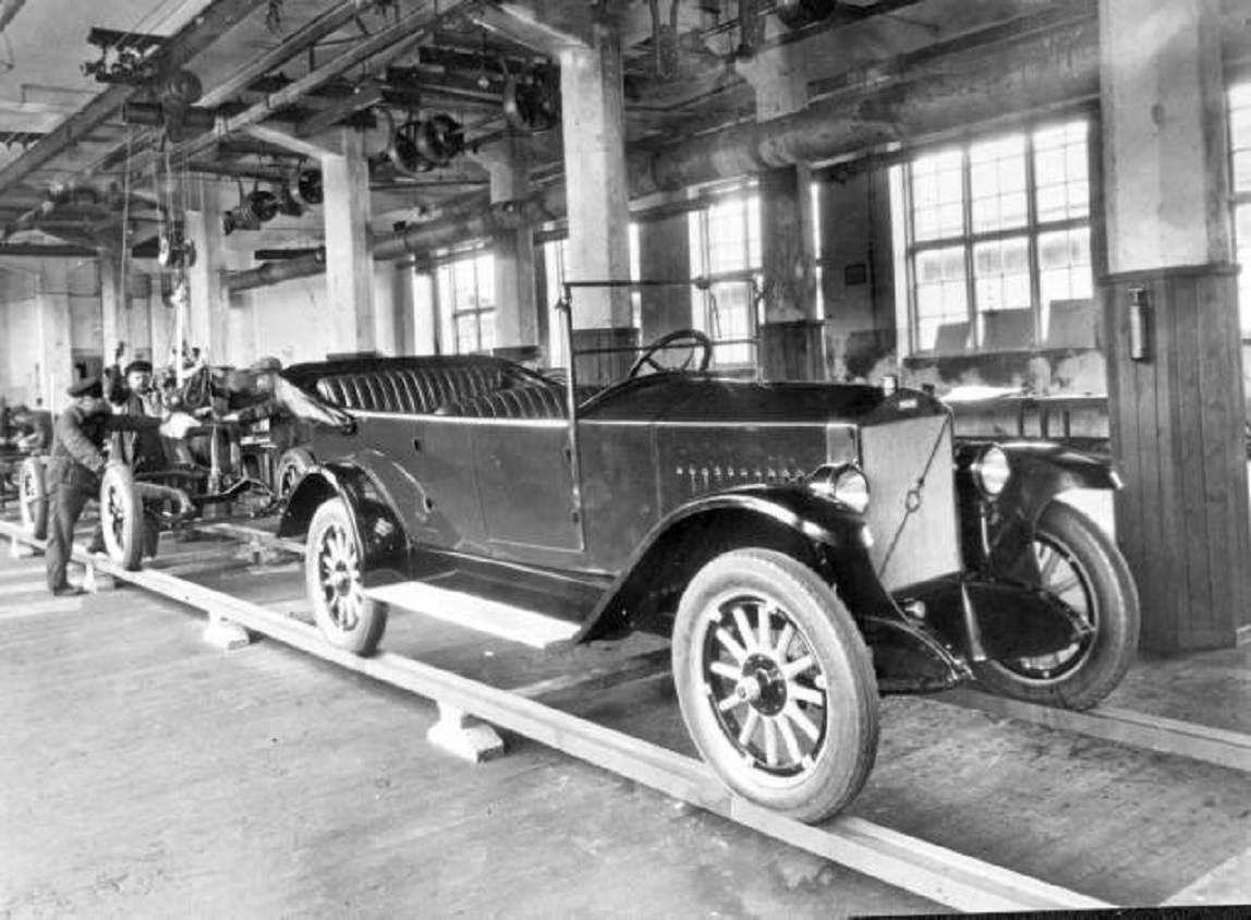 The first Volvo car that left the assembly line the April 14, 1927 was called Volvo ÖV 4.